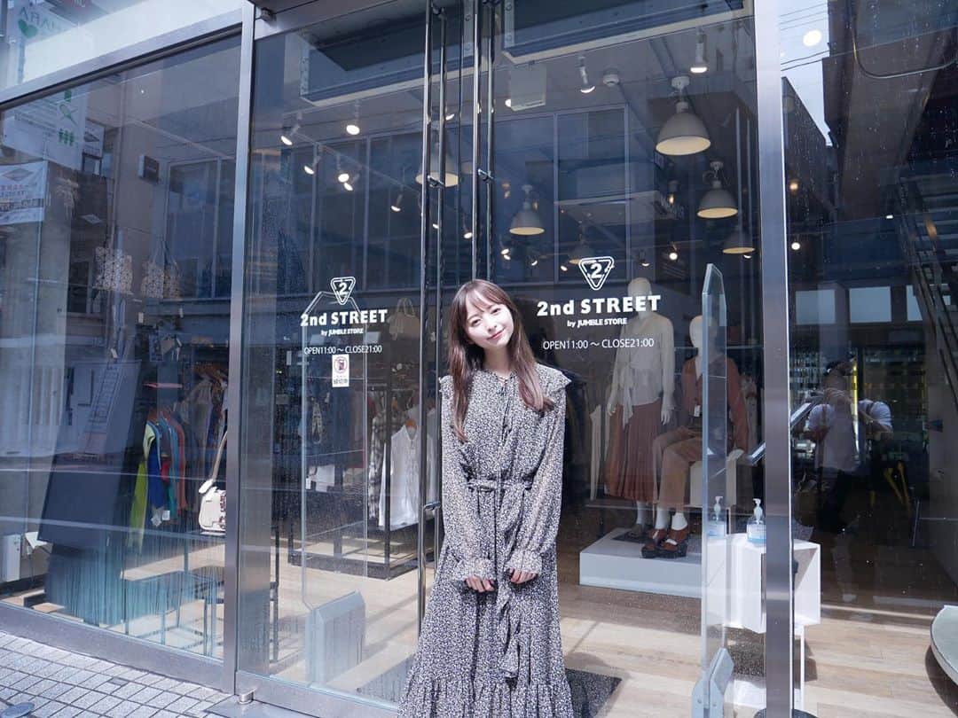 黒口那津のインスタグラム：「最近セカンドストリートに行ってきたよ🧸💕 もうそろそろ秋服がお店にたくさん並んでて秋が待ち遠しい〜🥰 でも、クローゼットにはたくさんの洋服、、😳サスティナブルが注目されてる中、捨てるじゃなくて売るという選択もありだなって最近は思ってる🥺‼︎  ・ 今回トップスを査定してもらったんだけど、、 今なら買い取り金額20%UPらしくて想像以上でびっくりしちゃった🤣🤍🤍 面倒な手間なしで持っていくだけだし簡単すぎるし、そのまま遊びに行けちゃうね✨✨ 売ってる商品も可愛いものがたくさんでした🙆‍♀️行ってみて〜✨ #セカストする #pr #2ndstreet #セカンドストリート #サスティナブル」