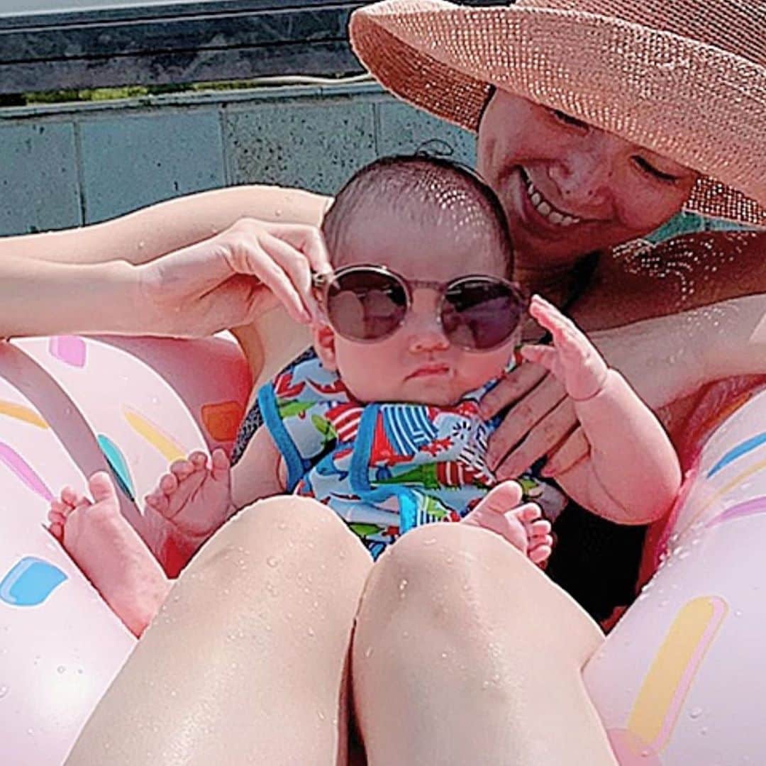簑島宏美さんのインスタグラム写真 - (簑島宏美Instagram)「* ***** Summer vacation at Beppu onsen♨️ ***** 旅館には屋内プールもあるのですが、晴れていたのでお部屋のプールに沢山入りました🏊‍♂️ それにしても息子のこの表情😂 渋すぎる😂😂 ***** #神和苑#山荘神和苑#別府温泉#onsen#onsen♨️#別府#別府観光#別府旅行#japan#japantrip#温泉宿#大分旅行#国内旅行#露天風呂付き客室#離れ客室 #おんせん県おおいた#別府市#大分県#oita#oitagram#oitaprefecture#beppu#beppuonsen #beppucity#九州応援旅2020 #kyushu#kyushutrip#kyushuambassador#九州旅行#日本の旬九州」9月8日 19時42分 - hiromiminoshima