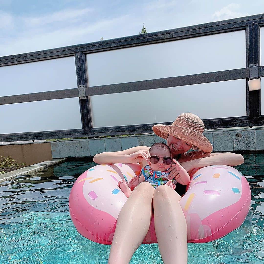 簑島宏美さんのインスタグラム写真 - (簑島宏美Instagram)「* ***** Summer vacation at Beppu onsen♨️ ***** 旅館には屋内プールもあるのですが、晴れていたのでお部屋のプールに沢山入りました🏊‍♂️ それにしても息子のこの表情😂 渋すぎる😂😂 ***** #神和苑#山荘神和苑#別府温泉#onsen#onsen♨️#別府#別府観光#別府旅行#japan#japantrip#温泉宿#大分旅行#国内旅行#露天風呂付き客室#離れ客室 #おんせん県おおいた#別府市#大分県#oita#oitagram#oitaprefecture#beppu#beppuonsen #beppucity#九州応援旅2020 #kyushu#kyushutrip#kyushuambassador#九州旅行#日本の旬九州」9月8日 19時42分 - hiromiminoshima