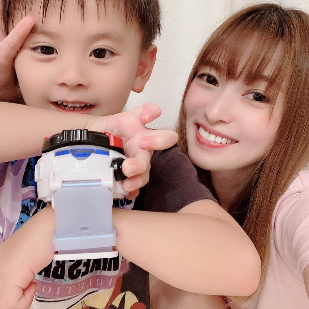 町田亜里香のインスタグラム：「じゅきの6歳の誕生日プレゼント🎁𖧷 . 最近はまっている。 YY学園とかいう妖怪ウォッチ？の YSPウォッチ？です🥺⭐︎ 昔のやつみたいにメダルが入る！ じゅなも持ってたなぁと 懐かしくなりました🥺！！ . . あと、 YY学園のゲーム🎮です☺️ YY学園パラダイス😱笑 . . #yspウォッチ #yy学園　#妖怪ウォッチ #妖怪学園y #誕生日プレゼント」