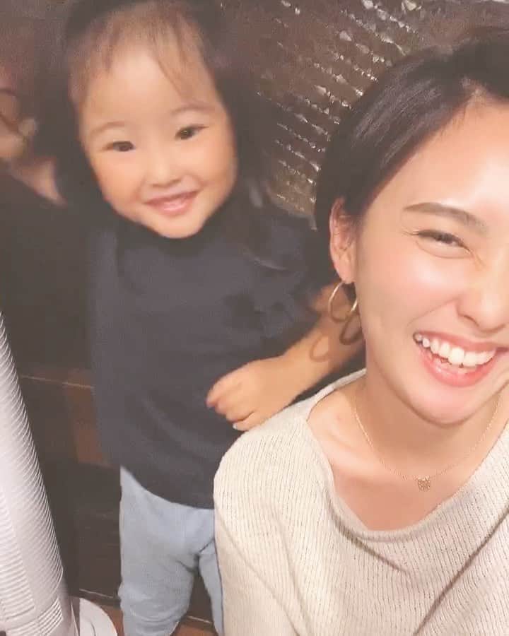 木村安梨沙のインスタグラム：「杏梨大きくなったなぁ。 姪っ子だけど、本当に自分の子供みたいに 可愛くて愛しくて😢💕 小さい頃の写真見てたら涙出てくるし、 毎日1日1回は杏梨の写真見てる。笑 変なおばさん😥 うんちは未だに替えれないからお姉ちゃんに任せるけど👀笑 これからもっともっと たくさん色んなことしようね🥰❤️」