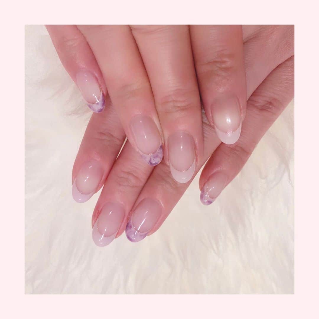 さわいえりさんのインスタグラム写真 - (さわいえりInstagram)「new💅 マーブル秋フレンチ💕 (@lnail_nakamegurosalon )  こちらのサロン、 私好みなお上品で綺麗なネイルの見本が大量にあって、 どれも可愛すぎて凄く迷った🥺💓 個性派なピーコックのネイルと最後まで迷ったけど（笑）  私はおすすめのコースから、　 お洋服に合わせやすいネイルにしたよ♩  伸びて傷んだ爪をケアして頂きました。 甘皮処理がとても丁寧で綺麗なので、 ジェルを深めに塗ることが出来るの。 なので、短い爪も長く見えてつるっと綺麗🥰 ほんとにケアって大切だと思った！  駅前だし、店内も広くてコロナ対策もバッチリ！  ネイリストさんも優しくて綺麗だし、 また是非行きたいお店💕 ・ ・ ・ ・ ・ ・ ・ #lnail_nakamegurosalon#エルネイル中目黒サロン#エルネイル中目黒#ネイル#フレンチ#マーブルフレンチ#エレガントネイル#お上品ネイル#綺麗めネイル#ネイルデザイン#ネイルケア#ネイルアート#ネイル好きな人と繋がりたい#ネイル好き#ネイルモデル募集#ネイリスト#中目黒ネイルサロン#東京ネイル#ネイル#nail#nailart」9月8日 19時43分 - beauty_eri7