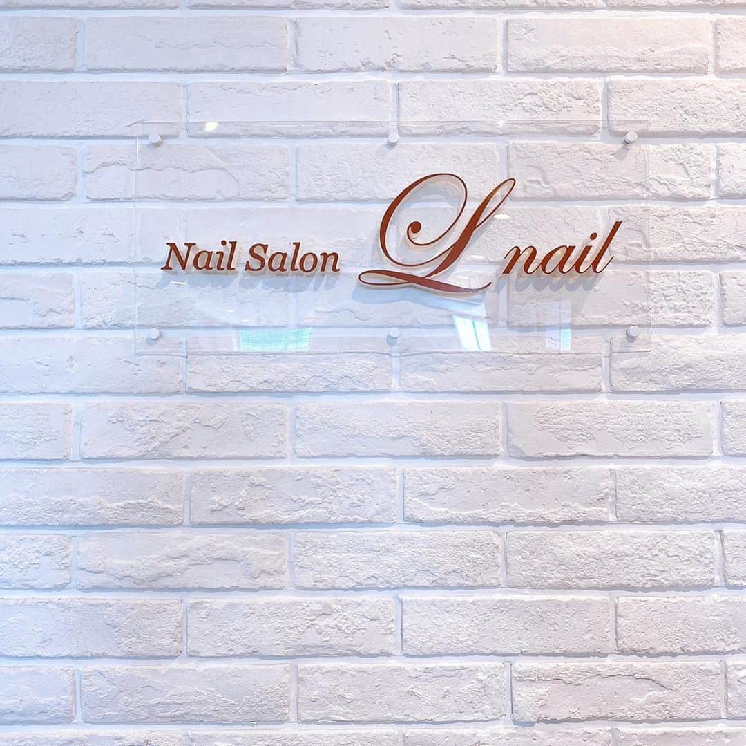 さわいえりさんのインスタグラム写真 - (さわいえりInstagram)「new💅 マーブル秋フレンチ💕 (@lnail_nakamegurosalon )  こちらのサロン、 私好みなお上品で綺麗なネイルの見本が大量にあって、 どれも可愛すぎて凄く迷った🥺💓 個性派なピーコックのネイルと最後まで迷ったけど（笑）  私はおすすめのコースから、　 お洋服に合わせやすいネイルにしたよ♩  伸びて傷んだ爪をケアして頂きました。 甘皮処理がとても丁寧で綺麗なので、 ジェルを深めに塗ることが出来るの。 なので、短い爪も長く見えてつるっと綺麗🥰 ほんとにケアって大切だと思った！  駅前だし、店内も広くてコロナ対策もバッチリ！  ネイリストさんも優しくて綺麗だし、 また是非行きたいお店💕 ・ ・ ・ ・ ・ ・ ・ #lnail_nakamegurosalon#エルネイル中目黒サロン#エルネイル中目黒#ネイル#フレンチ#マーブルフレンチ#エレガントネイル#お上品ネイル#綺麗めネイル#ネイルデザイン#ネイルケア#ネイルアート#ネイル好きな人と繋がりたい#ネイル好き#ネイルモデル募集#ネイリスト#中目黒ネイルサロン#東京ネイル#ネイル#nail#nailart」9月8日 19時43分 - beauty_eri7