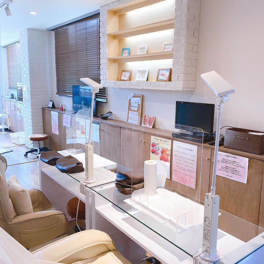さわいえりさんのインスタグラム写真 - (さわいえりInstagram)「new💅 マーブル秋フレンチ💕 (@lnail_nakamegurosalon )  こちらのサロン、 私好みなお上品で綺麗なネイルの見本が大量にあって、 どれも可愛すぎて凄く迷った🥺💓 個性派なピーコックのネイルと最後まで迷ったけど（笑）  私はおすすめのコースから、　 お洋服に合わせやすいネイルにしたよ♩  伸びて傷んだ爪をケアして頂きました。 甘皮処理がとても丁寧で綺麗なので、 ジェルを深めに塗ることが出来るの。 なので、短い爪も長く見えてつるっと綺麗🥰 ほんとにケアって大切だと思った！  駅前だし、店内も広くてコロナ対策もバッチリ！  ネイリストさんも優しくて綺麗だし、 また是非行きたいお店💕 ・ ・ ・ ・ ・ ・ ・ #lnail_nakamegurosalon#エルネイル中目黒サロン#エルネイル中目黒#ネイル#フレンチ#マーブルフレンチ#エレガントネイル#お上品ネイル#綺麗めネイル#ネイルデザイン#ネイルケア#ネイルアート#ネイル好きな人と繋がりたい#ネイル好き#ネイルモデル募集#ネイリスト#中目黒ネイルサロン#東京ネイル#ネイル#nail#nailart」9月8日 19時43分 - beauty_eri7