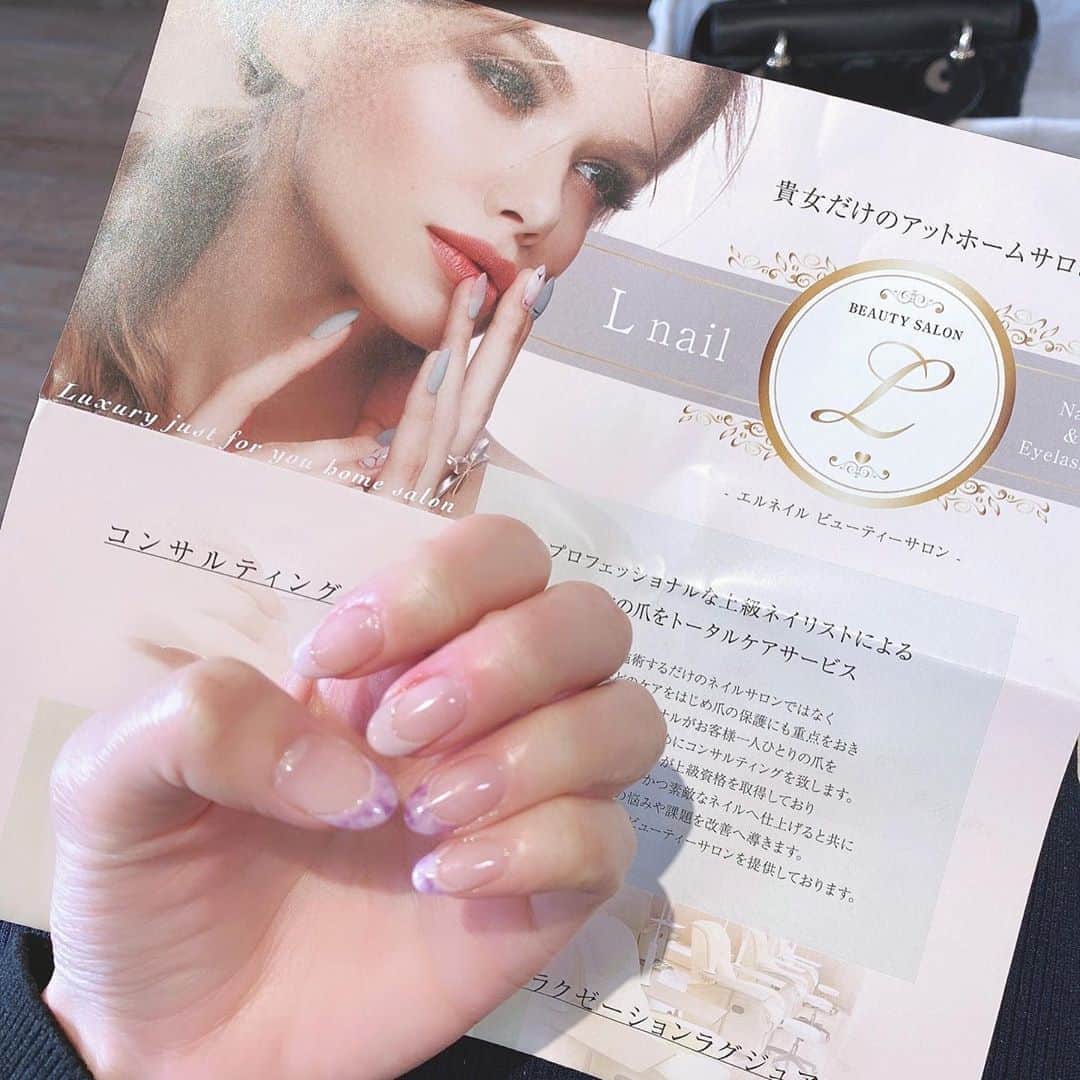 さわいえりさんのインスタグラム写真 - (さわいえりInstagram)「new💅 マーブル秋フレンチ💕 (@lnail_nakamegurosalon )  こちらのサロン、 私好みなお上品で綺麗なネイルの見本が大量にあって、 どれも可愛すぎて凄く迷った🥺💓 個性派なピーコックのネイルと最後まで迷ったけど（笑）  私はおすすめのコースから、　 お洋服に合わせやすいネイルにしたよ♩  伸びて傷んだ爪をケアして頂きました。 甘皮処理がとても丁寧で綺麗なので、 ジェルを深めに塗ることが出来るの。 なので、短い爪も長く見えてつるっと綺麗🥰 ほんとにケアって大切だと思った！  駅前だし、店内も広くてコロナ対策もバッチリ！  ネイリストさんも優しくて綺麗だし、 また是非行きたいお店💕 ・ ・ ・ ・ ・ ・ ・ #lnail_nakamegurosalon#エルネイル中目黒サロン#エルネイル中目黒#ネイル#フレンチ#マーブルフレンチ#エレガントネイル#お上品ネイル#綺麗めネイル#ネイルデザイン#ネイルケア#ネイルアート#ネイル好きな人と繋がりたい#ネイル好き#ネイルモデル募集#ネイリスト#中目黒ネイルサロン#東京ネイル#ネイル#nail#nailart」9月8日 19時43分 - beauty_eri7