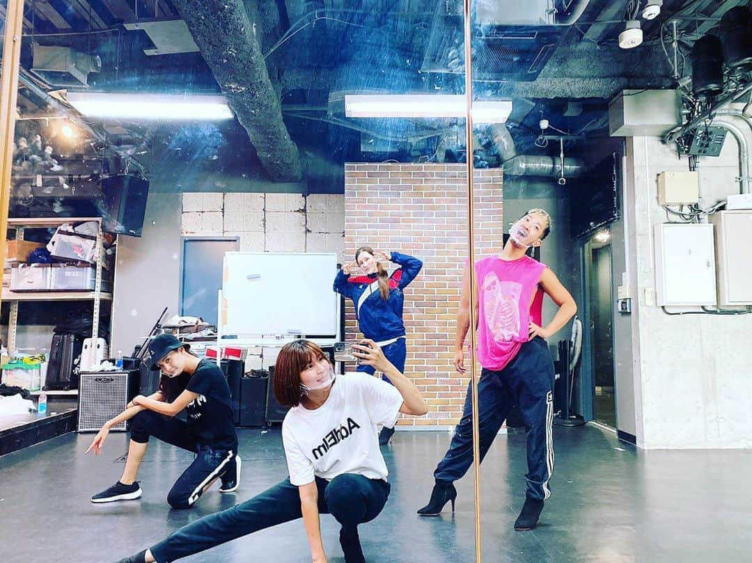 KABA.ちゃんさんのインスタグラム写真 - (KABA.ちゃんInstagram)「久しぶりheels dance team THAT'S WHY!! のダンス練習でした〜今日からオリジナル曲での作品作りに入りまして〜メンバーのgengnenが持って来てくれたシールドでソーシャルディスタンスを守りつつ、、、いつかお披露目できる日を願って、、、(^^)  #heelsdanceteam #thatswhy !! @yuukiistagram  @u_ki0211  @gengen620  @thatswhy2019  #久しぶりのダンス練習 #新しい作品作り #オリジナル曲 #きゃ #いつかお披露目できる日を願って」9月8日 19時44分 - kabachan_official