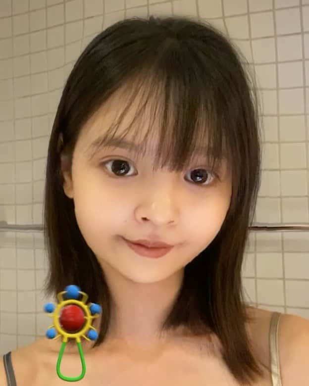 吳子霏（Ellen Wu）のインスタグラム：「﻿ 本人不善歌舞，特地請來失散多年雙胞胎妹妹以及遠房的舅舅，來翻唱一下V姐的新歌〈再見錯的人〉﻿ 娛樂一下各位來賓🤪👏🏻﻿ 恭喜姐新專輯即將發行，9/11祝大賣！﻿ @vivianhsu.ironv ﻿ ﻿ #再見錯的人翻唱挑戰 #徐若瑄再見錯的人﻿ #志在參加 #一起來翻唱﻿ #喜歡阿霏妹還是阿霏舅﻿ #以下開放投票」