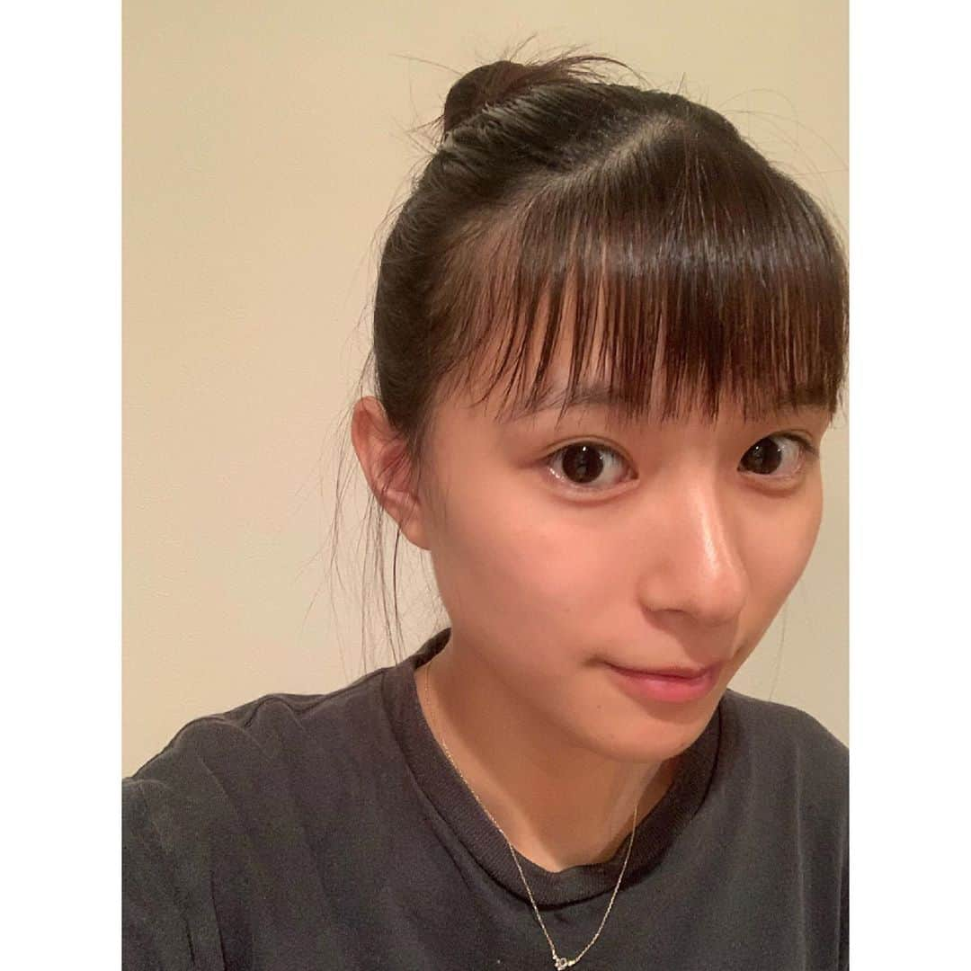 芳根京子さんのインスタグラム写真 - (芳根京子Instagram)「髪が伸びて 高いところでお団子できるように なりました。 (家ではもっぱらこれ。) ぼさぼさですね、すみません。 最近肌の調子良くて嬉しい。  夏のおでんもいいと思い 気合入れてグツグツしたら 気付いたらお出汁がありませんでした。あぶな。 美味しかったなー🍲  みなさん何食べました？  #自撮りなんていつぶりかしら #下手って幼なじみによく注意された  #お出汁 #おだし #だよ  #みみリコで漢字コーナーが生まれたきっかけ」9月8日 19時47分 - yoshinekyoko