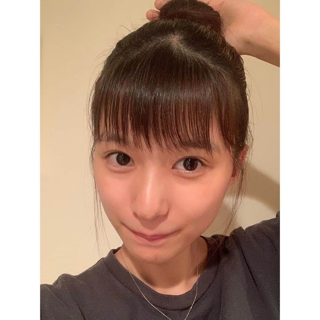 芳根京子さんのインスタグラム写真 - (芳根京子Instagram)「髪が伸びて 高いところでお団子できるように なりました。 (家ではもっぱらこれ。) ぼさぼさですね、すみません。 最近肌の調子良くて嬉しい。  夏のおでんもいいと思い 気合入れてグツグツしたら 気付いたらお出汁がありませんでした。あぶな。 美味しかったなー🍲  みなさん何食べました？  #自撮りなんていつぶりかしら #下手って幼なじみによく注意された  #お出汁 #おだし #だよ  #みみリコで漢字コーナーが生まれたきっかけ」9月8日 19時47分 - yoshinekyoko