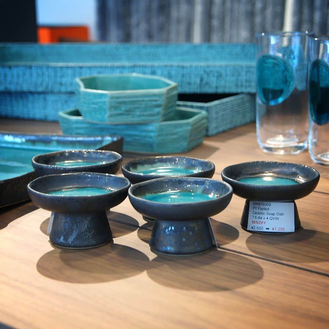 GERVASONI JAPAN / ジェルバゾーニ ジャパンのインスタグラム：「Gervasoni Tokyoでは、Paola Navoneがインテリアデザインを担当したプーケットのホテル“PIONT YAMU”で実際に使われている雑貨を展示・販売しております。 是非店頭でお手にとってご覧ください^ ^  【GERVASONI TOKYO】 〒107-0062 東京都港区南青山 6-8-8 Tel:03-6418-5764 Fax:03-3486-5074 営業時間：11:00~18:00(事前予約制) 火・水曜定休   ※ご来店は事前予約制を承っております。前日までにご予約をお願いいたします。 ※新型コロナウィルス感染拡大の状況に応じて営業時間・定休日を変更する場合がございます。 変更があり次第、弊社ホームページおよびSNSにてご案内させて頂きます。  #gervasoni #gervasoni1882 #gervasonijapan #gervasonitokyo #gervasonitour  #paolanavone #interior #interiordesign #madeinitaly #mohebbanmilano #instamood #instagood #picoftheday #archilovers #architecture #archiproducts #productdesign #photooftheday  #ジェルバゾーニ #ジェルバゾーニジャパン #ジェルバゾーニトーキョー #南青山 #東京 #インテリア #イタリア家具 #ソファ #椅子 #テーブル #お洒落さんと繋がりたい #インテリア好き」