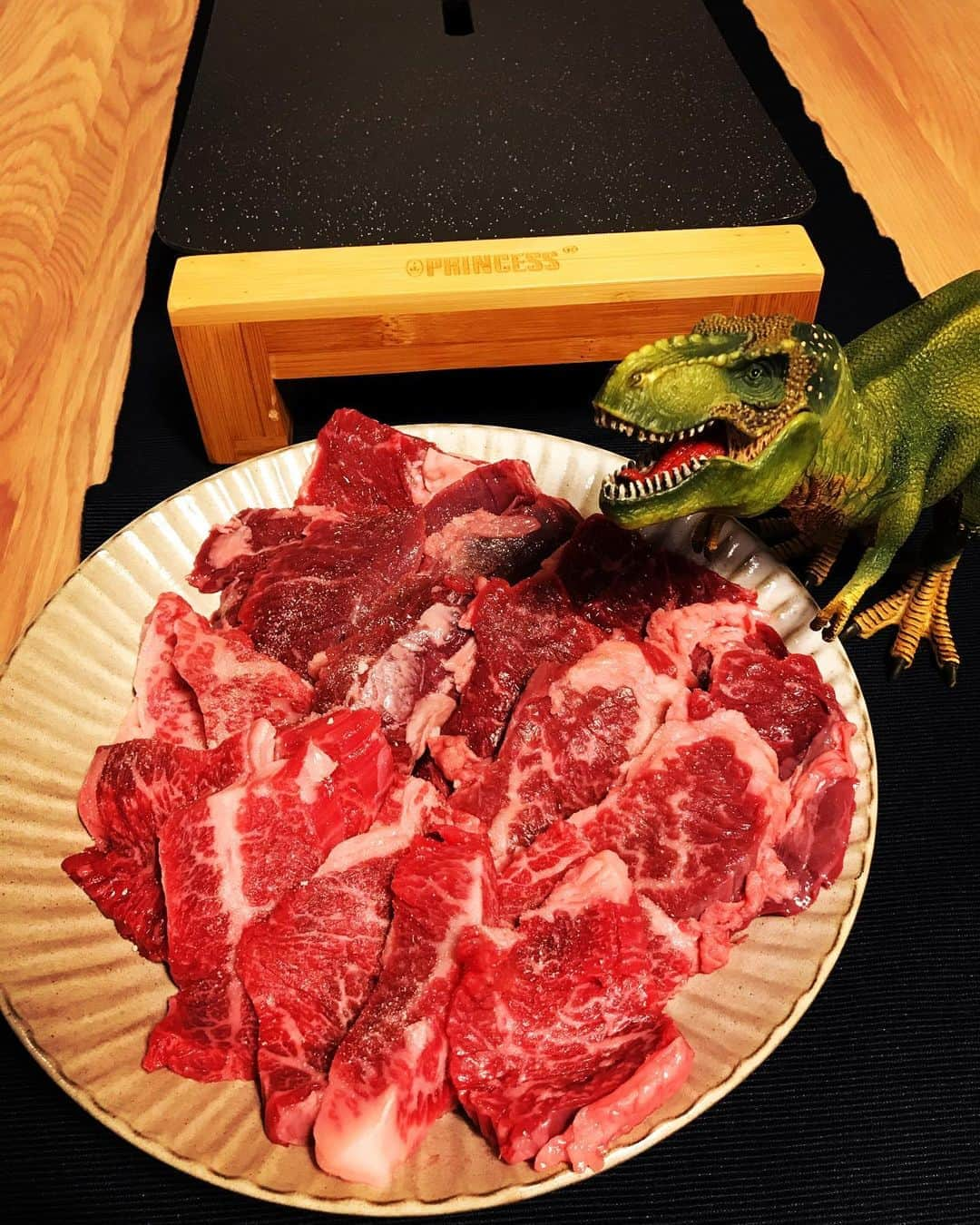 長崎峻侑さんのインスタグラム写真 - (長崎峻侑Instagram)「今日は家で焼肉。行きつけの精肉店でカルビとハラミを🍖🥩 身体が喜んでる💪 明日も筋トレ(仕事)頑張るぞー☀️☀️☀️✨ #焼肉　#家　#カルビ　#ハラミ　#センマイ刺　#トレーニング　#活力　#恐竜」9月8日 19時58分 - shunsukenagasaki