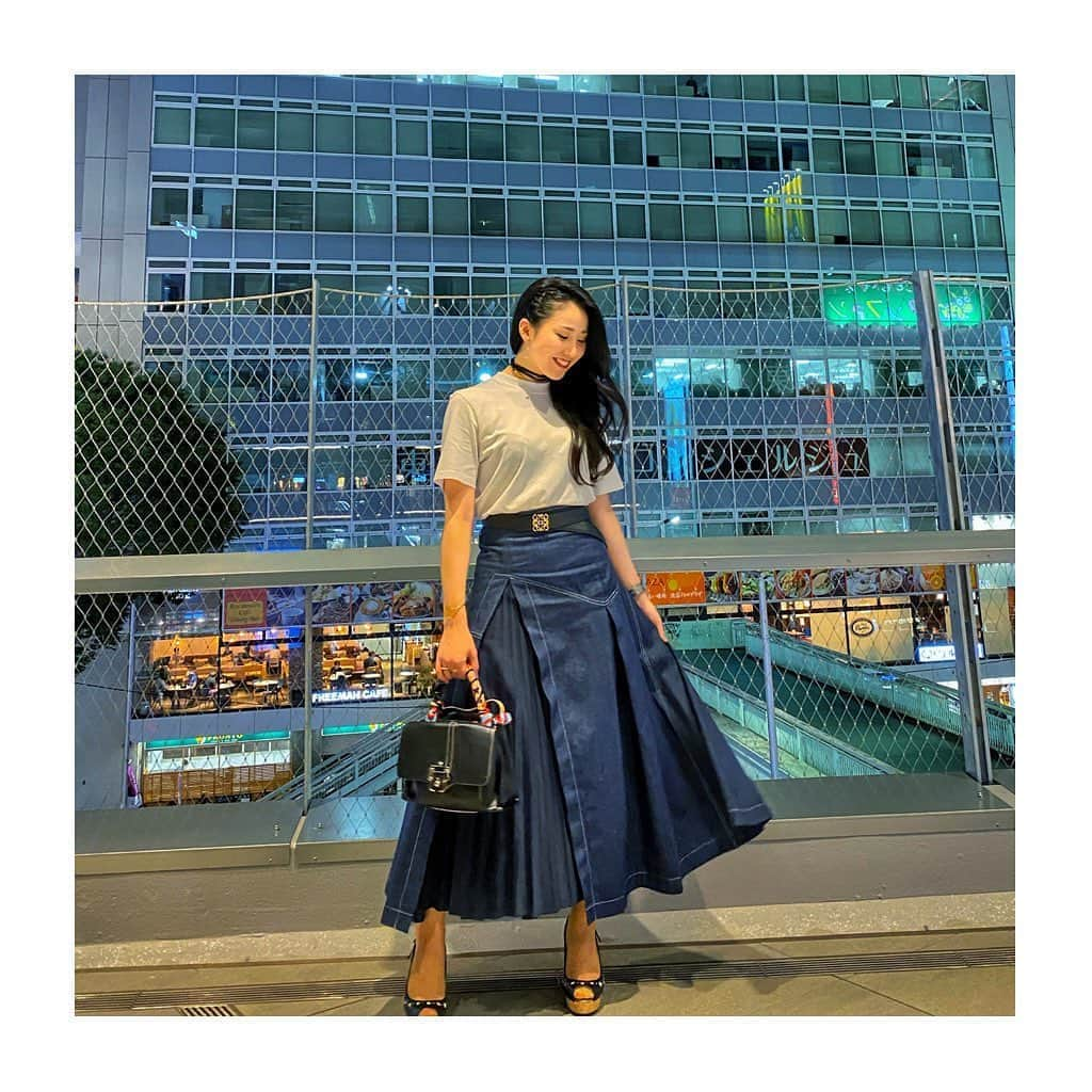 宇田恵菜さんのインスタグラム写真 - (宇田恵菜Instagram)「Outfit 💋 tops →MSGM shoes→Jimmy Choo skirt→AULA Bag→ paulacademartori Belt→LOEWE necklace→Grace Continental 今年の流行のデニムのロングスカート！私はもちろん、 @aula.aulaaila_official で購入！！！デニムとプリーツのコンビネーションが鬼可愛い😭😭❤️ ---------------------------------- #outfit #コーデ #黒髪 #blackhair #コーディネート #Japanese #お出かけ #シンプルコーデ #恵菜コーデ  #お出掛けコーデ  #セントラル #アウラ　#msgm #jimmychoo #ジミーチュウ」9月8日 19時50分 - ena2727