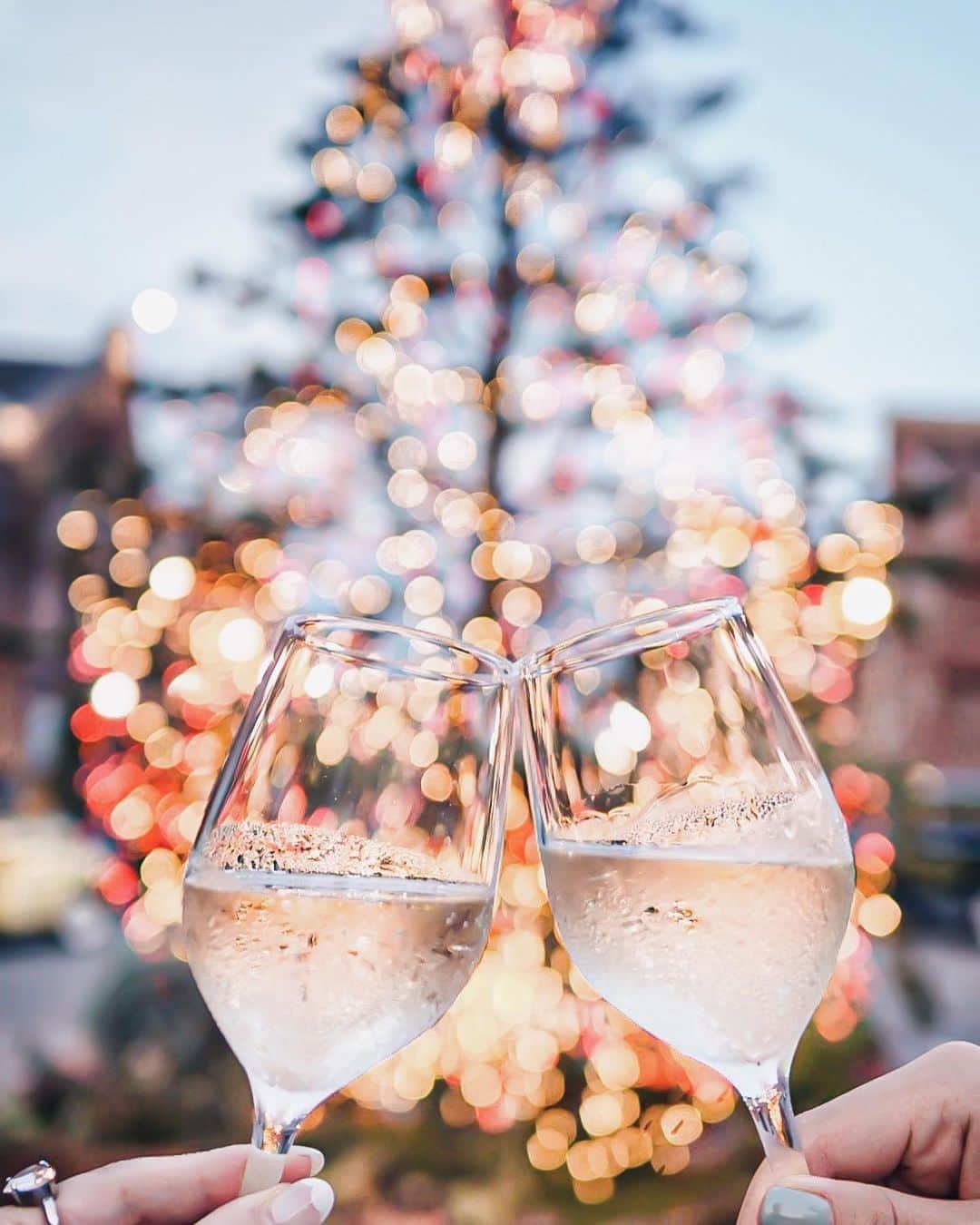 Yukicoさんのインスタグラム写真 - (YukicoInstagram)「🥂✨ . . 大阪港の赤レンガ倉庫 𝑮𝒍𝒊𝒐𝒏 𝒎𝒖𝒔𝒆𝒖𝒎 @glionmuseum  . . 1923年に建てられた赤レンガ倉庫をリノベーション . 世界中から希少なクラシックカーを集めた博物館です . .  開放感溢れる敷地内では 赤レンガの景観を楽しみながら 外でもお食事していただけるサービス 『アウトドアライブキッチン』がスタート . . クラシックカーを堪能した後 ライブキッチンへgo👍🏻👍🏻👍🏻 . . . . . . GLION MUSEUM ジーライオンミュージアム ﻿ 『アウトドア ライブキッチン』 大阪市港区海岸通り2-6-39﻿ 【数種類の前菜｜シーフード｜お肉料理｜デザート※おかわり自由﻿】 期間: 2020年6月13日（土）〜終了日未定 ※土日祝限定﻿ ﻿時間﻿:18:00〜21:00（最終ご案内19:30)﻿ お一人様: 5,000yen﻿ ＋2,000yenでフリードリンク ※小学生以下2,500yen＋3,500yen﻿ 予約: 0665733100 web予約:  @akarenga_steak_house  ▶︎時間制限なし ▶︎仕入れ状況により、料理内容が一部変更になる場合がございます。﻿ ▶︎事前予約制（当日予約可）  ▶︎WEB予約は当日16時までok ※16時以降はお電話にてお問い合わせ﻿ ﻿ ﻿  ﻿﻿ ﻿  ————————————————————— 見てくださる方にプラスになる投稿をしていきます 是非いいね♡フォロー♡ よろしくお願いいたします𓅟 私の写真の編集については フォトレッスンでレクチャーをしています ————————————————————— #japantrip#osaka#glionmuseum﻿ #gourmet#ジーライオンミュージアム #大阪築港赤レンガ倉庫 #クラシックカー﻿ #大阪グルメ#大阪ディナー#大阪カフェ#大阪スイーツ#天保山グルメ #大阪港グルメ #赤レンガ #赤レンガ倉庫 #大阪グルメ #大阪ディナー #肉スタグラム」9月8日 19時56分 - yukicolifecom