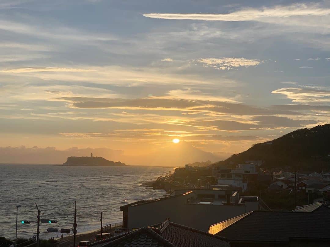 のインスタグラム：「・ ・ さゆちゃん　@sayuriikeda の知人宅のバルコニー からの夕景Diamond Fuji🗻  こんな景色が見られるなんてラッキーだ！  ありがとうございました🙏🏻 ・ ・ #life #diamondfuji  #初めましての方のご自宅にてプールに入りにいきました😂 #ご縁に感謝」