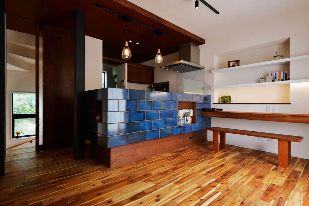 スタイル工房さんのインスタグラム写真 - (スタイル工房Instagram)「【#施工事例　事例No.566　タイルの彩りを添えて、上質な時間を楽しむ。】 築17年の木造3階建てのお家を「中古を買ってリノベーション」。  ブルーの大判タイルが印象的なキッチンカウンター。 「リノベーションするならこれくらい大胆に！」とのだんな様のリクエストだったそうです。  濃淡のある、アカシアの無垢フローリングとの相性も◎  stylekoubou_official 施工事例ホームページに700件以上掲載！ プロフィールのURLからご覧いただけます。  #stylekoubou #スタイル工房 #リノベ #リノベーション #リフォーム #東京リノベーション #神奈川リノベーション #戸建てリノベ  #renovation #中古を買ってリノベーション #施工事例 #快適な暮らし #自然素材  #中古リノベ #タイル #キッチンタイル #暮らしのアイデア  #日々の暮らし #暮らしを楽しむ #ライフスタイル #丁寧な暮らし #インテリア #快適空間 #丁寧な生活 #インテリア好きな人と繋がりたい」9月8日 20時00分 - stylekoubou_official
