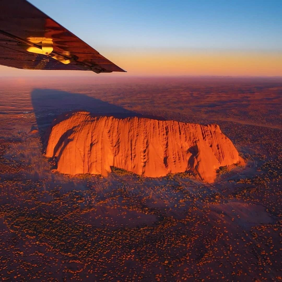 Australiaさんのインスタグラム写真 - (AustraliaInstagram)「Just when you thought your #bucketlist couldn't get any longer, you'd better add soaring over @exploreuluru with @ayersrockscenicflights just like @exploreshaw did recently! Click the link in our bio to discover all the unique ways to explore this iconic Australian landmark in @ntaustralia. #seeaustralia #ntaustralia #uluru」9月8日 20時00分 - australia