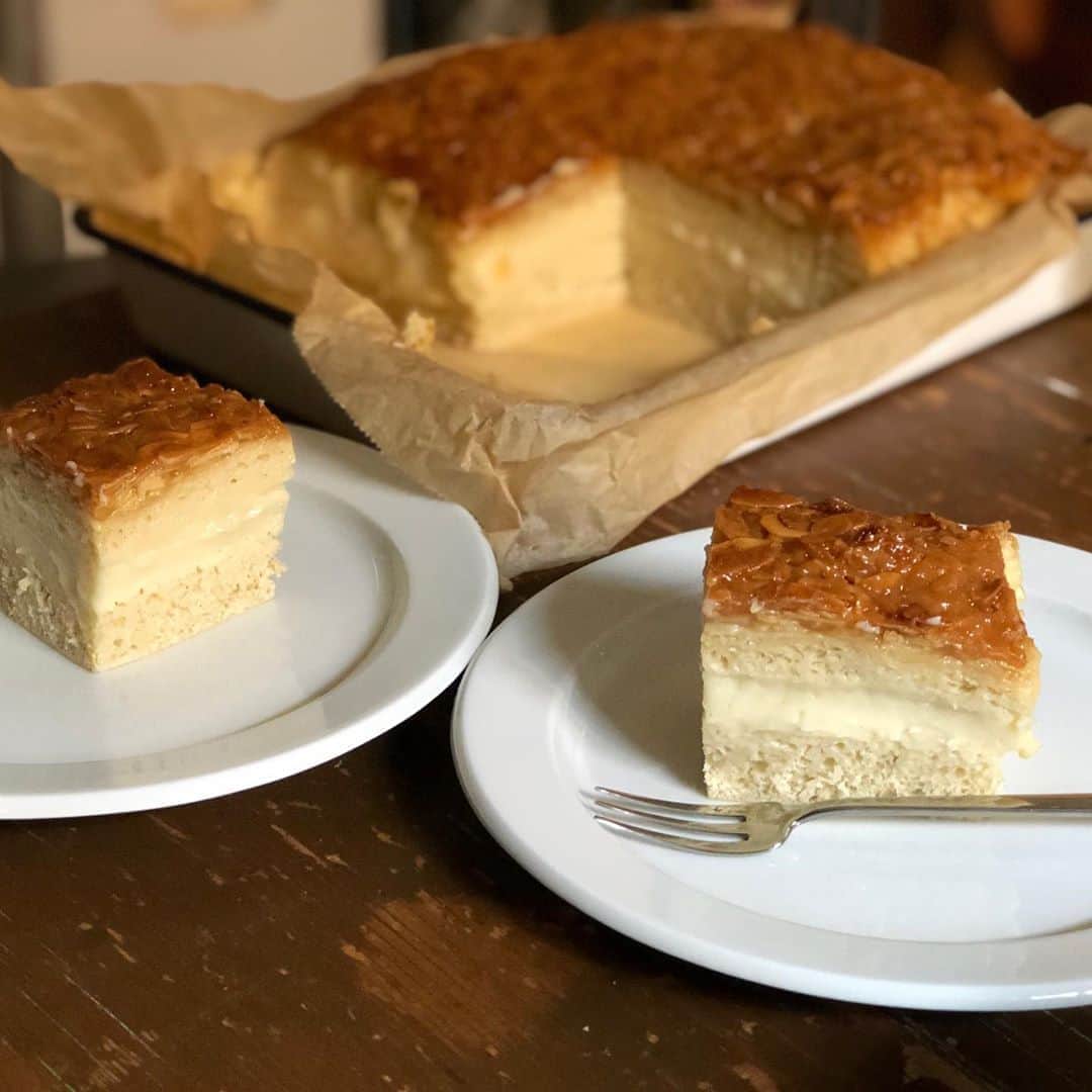 日登美さんのインスタグラム写真 - (日登美Instagram)「Homemade Bienenstich 🐝😋  今回のはよくできた。 ドイツ人夫に、今まで人生で食べたビーネシュティヒの中で一番美味しいと褒められた😳💕 豆乳カスタードとスペルト、低温長時間発酵👍 ちなみにケーキの総重量はキロ単位なのはいつものごとく、です😅  #homemade #germancake #organic #bienenstich #dinkel #food #berlin #family #cooking #ドイツ #ケーキ #手作りお菓子」9月8日 20時01分 - hitomihigashi_b