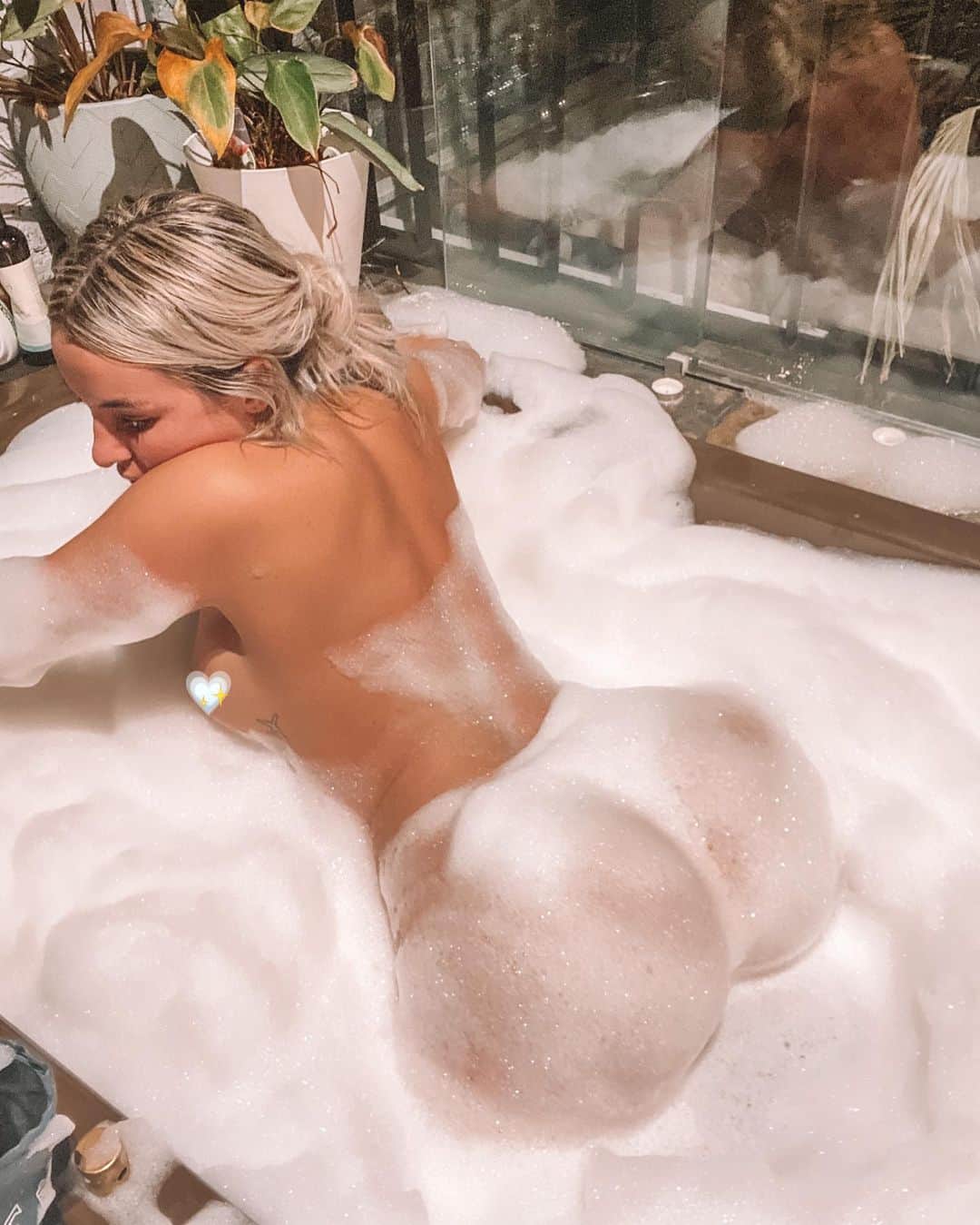 Lucie Jaidのインスタグラム：「When in doubt... take a bath ✨🌴」