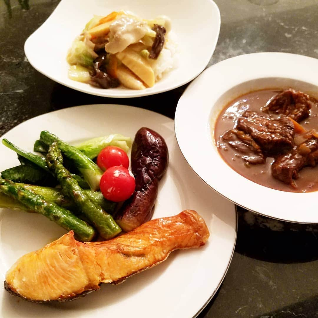 黒田啓蔵さんのインスタグラム写真 - (黒田啓蔵Instagram)「今日は、家ご飯🍚🍴 頂いてます。 鮭とロメインレタス、アスバラ、ミニトマト野菜たちは、ソテーして。 あと、ビ―フシチュー なのに、どうしても中華丼がた食べたくて作っちゃいましたぁ。またまた、多め。 #今日は、#家ご飯#鮭#ロメインレタス #アスパラ #ミニトマト #ソテー #ビ―フシチュー#中華丼」9月8日 20時07分 - kurodakeizo