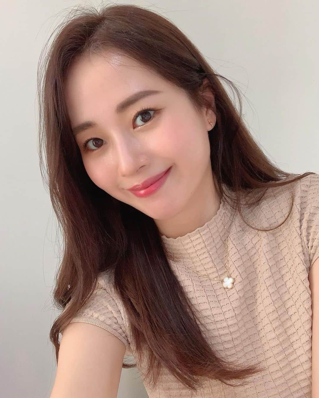 ハンナミのインスタグラム：「🙂🤎  ストーリーにのせてた @cledepeaubeaute リップは13番.」
