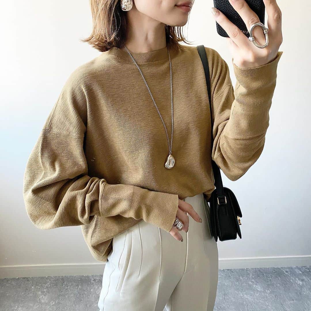 のインスタグラム：「2020.9.8 ・ The Shinzoneのメッシュサーマル。 ・ ドロップショルダーに長めのリブ、華奢に見せてくれる形で大好きだなぁ💕 ・ 柔らかくて肌触りのいい上質なサーマルだから、ついつい手に取ってしまう1着になりそう。 ・ 私はオープンしたばかりの @clachic_style で購入しました◡̈⃝ ・ SHINZONEだけでなくいろんなブランドの商品があるので、サイトを覗いてみてください♡ ・ @clachic_style のプロフィールにあるURLから購入可能です☺️ ・ 今、アンバサダー紹介10％OFFを開催！ ・ 期間：2020年9月1日（火）0:00～2020年9月30日（水）23:59 10%オフクーポン：【mako】 有効期限：2020年9月30日（水）23:59まで ・ #clachicアンバサダー #clachic購入品 #clachic #pr #大人カジュアル #大人ナチュラル #大人ナチュラルコーデ ・ tops #shinzone  color:beige(col.41) size:free pants #zara bag #celine shoes #helrous」