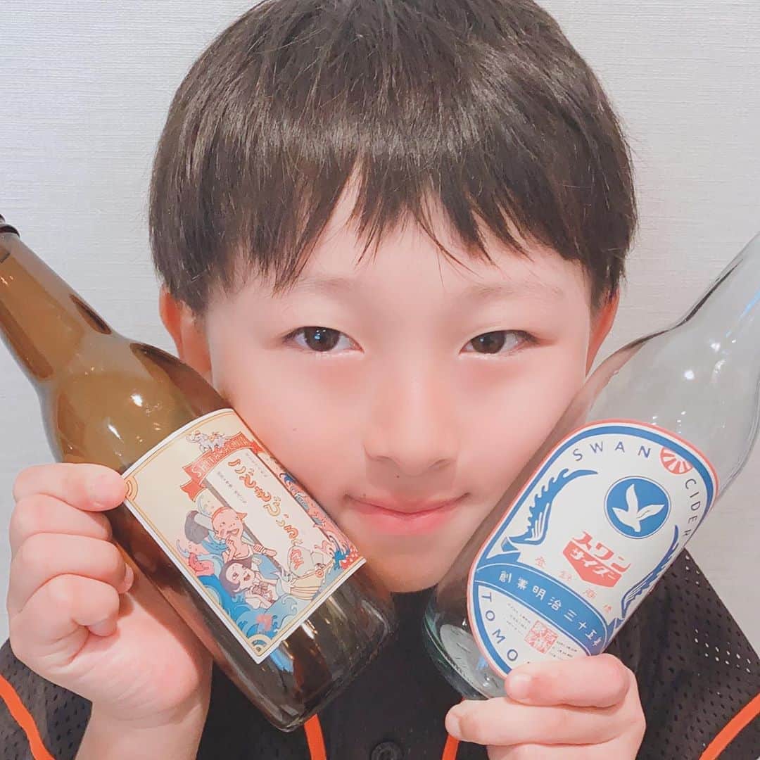 高村凛のインスタグラム：「弟に、#こどもびいる　をもらったよ💕  ビールみたいなんだけど、りんご🍎ジュース❓らしい😂😂😂  餃子🥟大好きだから、「ビールと餃子が最高❗️」 なんて言っている息子。 　　 全く母と同じです😂😅😂😅  血は争えない🤗😍🤗  #こどもびいるで乾杯  #長男 #９歳」