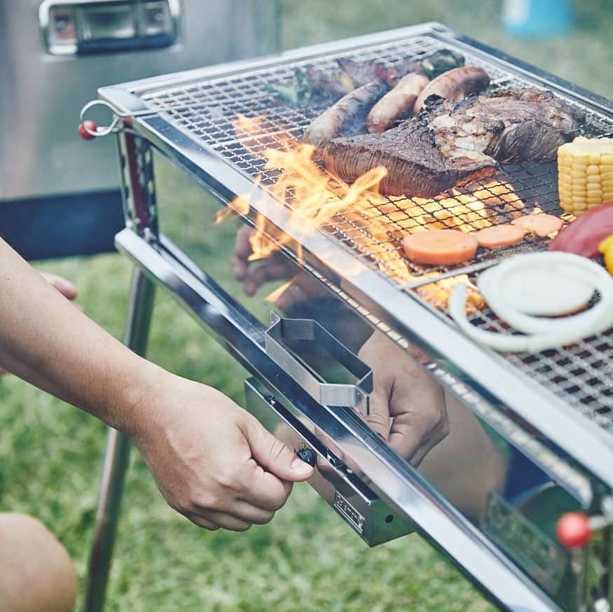 Coleman Japanのインスタグラム：「＼🔥火起こしラクチン！／  電動ファン付きで、簡単着火・火力をコントロールができる「クールスパイダープロ/Ｌ ファン」。 ・ 安定した火力をキープしてくれるので、楽しい時間を中断することなく、デイキャンプやお庭などでも手軽にバーベキュー🍖が楽しめます👍 ・ ・ ・ #灯そうColeman #灯そうコールマン #灯そう #Coleman #コールマン #Tent #テント #Camp #キャンプ #Outdoor #アウトドア #バーベキュー #BBQ #炭火 #クールスパイダー #クールスパイダープロ」