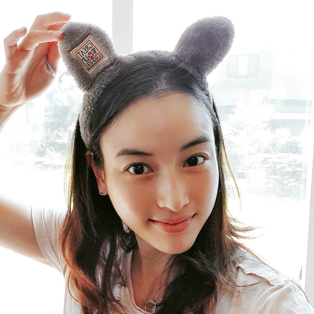 チョン・ダへのインスタグラム：「놓지마 정신줄!!!  #딸래in제주 #제주살이 #머리끈다어디갔니 #백개샀는데 #아들꺼인게더웃김 #이러고청소 #우리집에블랙홀있다  #어메이징제주」