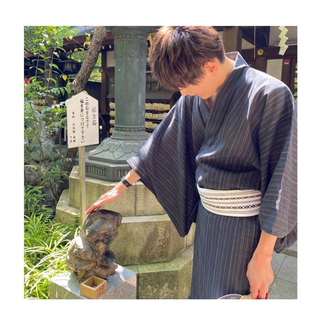 向山毅さんのインスタグラム写真 - (向山毅Instagram)「#愛宕神社 #⛩ #パワースポット 巡り  #出世の石段 階段キツくて怖くて背中がすぅすぅした！笑 プリケツバレる#笑 #招き石 #なでなで #福を身につける #白猫 #寝る #🐈 #kawaii #smile #ラムネ #清涼感 #美味い #氷 #のれん #tokyo #japan #akomeyatokyo   #和装男子 #和装好き #浴衣 #yukata #下駄  #summer #shrine  #sightseeing #followｍe」9月8日 20時23分 - take_solidemo