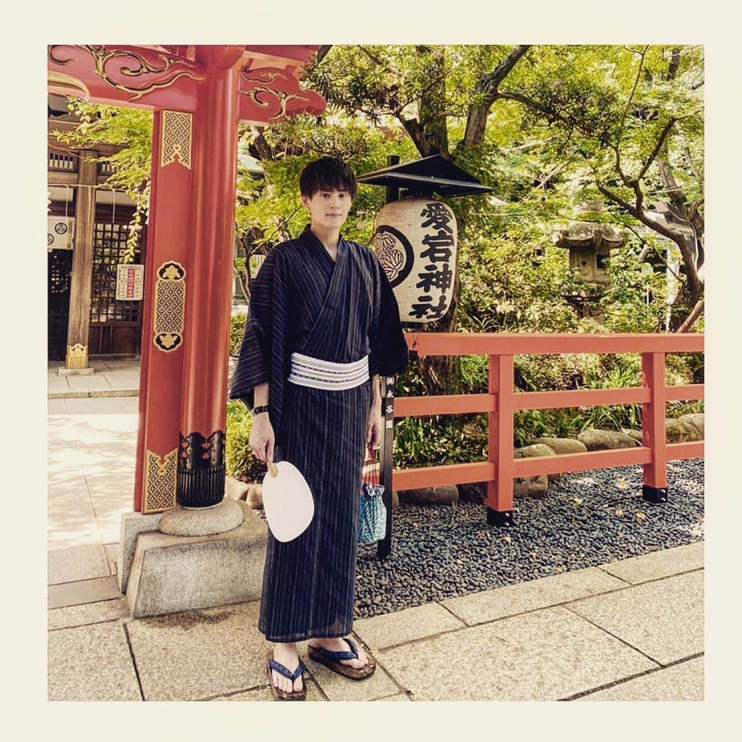 向山毅さんのインスタグラム写真 - (向山毅Instagram)「#愛宕神社 #⛩ #パワースポット 巡り  #出世の石段 階段キツくて怖くて背中がすぅすぅした！笑 プリケツバレる#笑 #招き石 #なでなで #福を身につける #白猫 #寝る #🐈 #kawaii #smile #ラムネ #清涼感 #美味い #氷 #のれん #tokyo #japan #akomeyatokyo   #和装男子 #和装好き #浴衣 #yukata #下駄  #summer #shrine  #sightseeing #followｍe」9月8日 20時23分 - take_solidemo