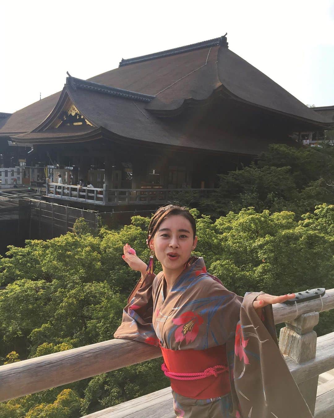 白鳥羽純のインスタグラム：「🧘🏻‍♀️ 清水の舞台を見ながら飛び降りる～  #清水寺 #音羽の滝 #定番中の定番 #京都 #Kiyomizutemple #Kyoto #Kyotojapan #japanendlessdiscovery」