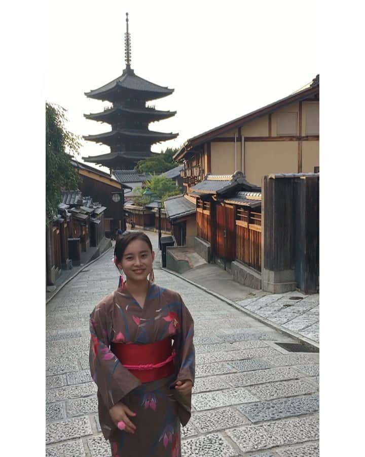 白鳥羽純のインスタグラム：「🙆‍♀️ やっさっかっのっとうっ  みんなもやってみてねっ  #八坂の塔 #二寧坂 #二年坂 #ヒエヒエの抹茶 #京都 #yasakapagoda #ninenzaka #Kyoto #Kyotojapan #japanendlessdiscovery」