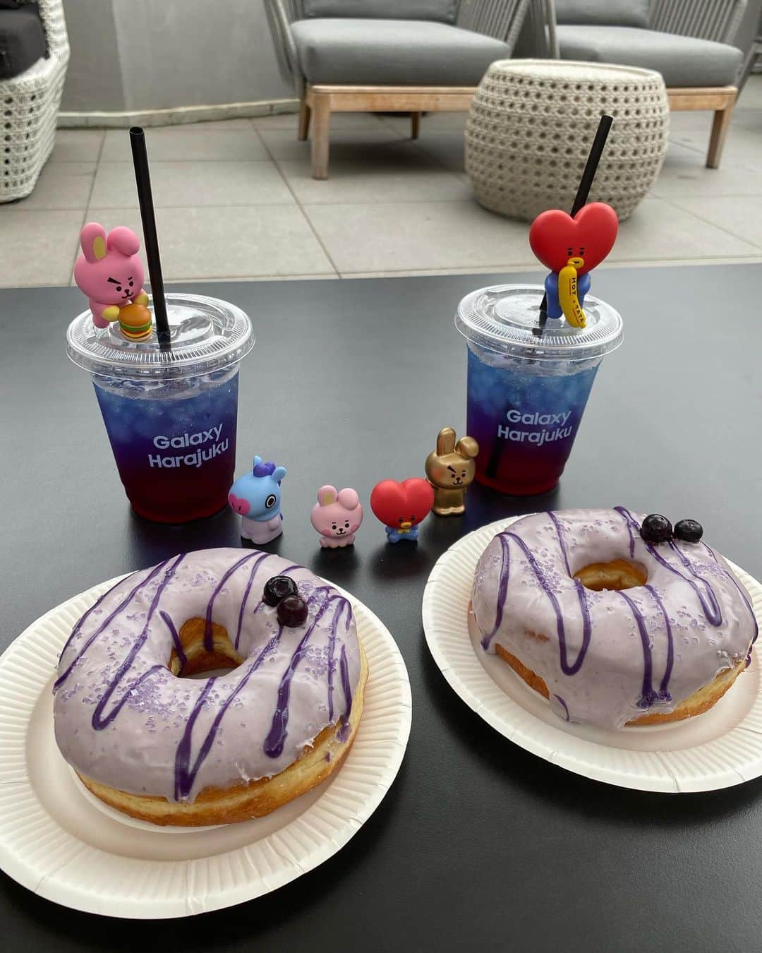 momoさんのインスタグラム写真 - (momoInstagram)「. Galaxy Cafe✨ 紫のドーナツと紫のドリンク💜 違うドーナツも食べてみたい〜🍩  . #ギャラクシーカフェ」9月8日 20時18分 - momomonyan