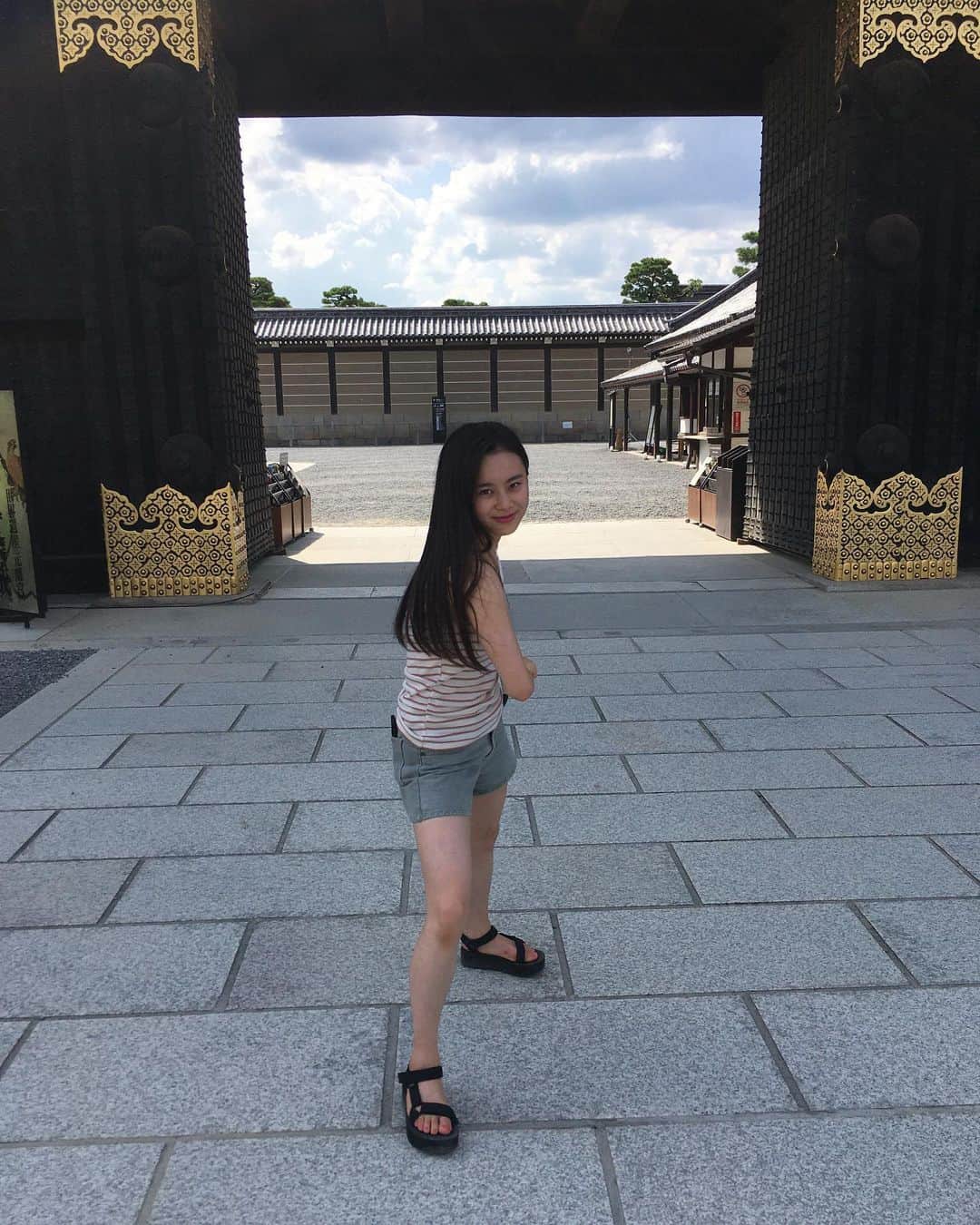 白鳥羽純のインスタグラム：「🦜 二条城といえば鴬張りの廊下 キュッキュッキュッ  #二条城 #鴬張り #nijocastle #Kyoto #Kyotojapan #japanendlessdiscovery」