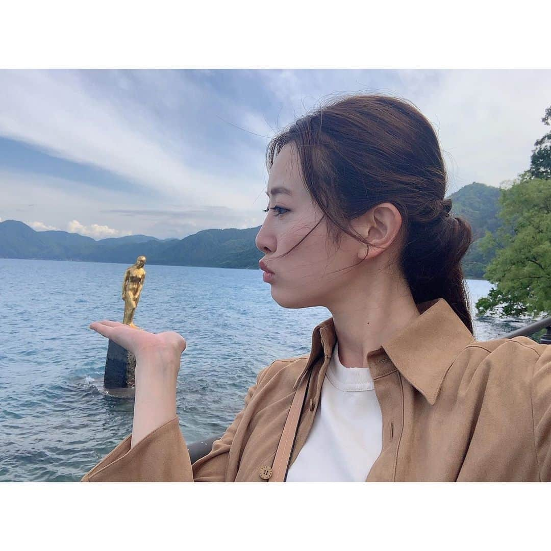 高野桃子さんのインスタグラム写真 - (高野桃子Instagram)「あっという間に秋🍁…9月のANAセレクトラベルは〜秋田編〜です  たつこ像と日本で1番深い湖で有名な、田沢湖からスタートです！✈📍 そして、半年ぶりにANAハワイ線が再開のニュースをみて徐々にですが便数も行き先も戻りつつあるのかな国際線は英語バージョンも流れておりますみてみてね❤︎  #セレクトラベル  #ANA #フジテレビジョン  #travel  #秋田 #akira #秋田旅 #akitatravel #akitatrip #田沢湖 #たつこ像 #日本一深い湖   #東北 #東北旅 #tohokutrip #大館能代空港」9月8日 20時24分 - takano_sd