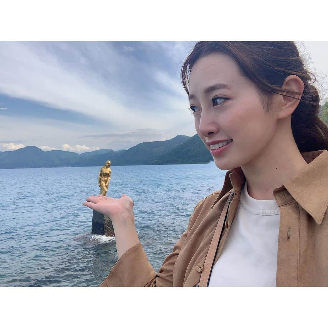 高野桃子さんのインスタグラム写真 - (高野桃子Instagram)「あっという間に秋🍁…9月のANAセレクトラベルは〜秋田編〜です  たつこ像と日本で1番深い湖で有名な、田沢湖からスタートです！✈📍 そして、半年ぶりにANAハワイ線が再開のニュースをみて徐々にですが便数も行き先も戻りつつあるのかな国際線は英語バージョンも流れておりますみてみてね❤︎  #セレクトラベル  #ANA #フジテレビジョン  #travel  #秋田 #akira #秋田旅 #akitatravel #akitatrip #田沢湖 #たつこ像 #日本一深い湖   #東北 #東北旅 #tohokutrip #大館能代空港」9月8日 20時24分 - takano_sd