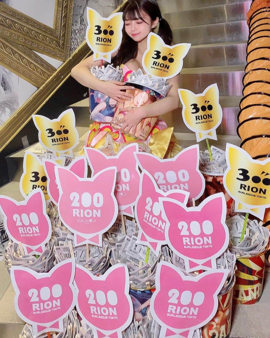 ももさんのインスタグラム写真 - (ももInstagram)「ももフォロワー40万人イベント ありがとうございました🙇‍♀️💖  モモランドからはじまり 新しい演目のヘビーローテーションで クイーンをさせてもらったり 第7世代によるハイスクールミュージカルや ソロパフォーマンス 安定のバブルやBチームのクイーン そしてはじめての シュガーフリーのクイーンと女神 いつも応援してくれてる皆様に ありがとうの気持ちを伝えたくて 見どころたくさんの 1日にさせていただきました！  約1ヶ月前くらいにイベント開催が決定して どうしたらみんなが楽しんでくれるのか 色々考えて考えて 営業前も営業後もお休みの日も 毎日バーレスクにいました！！！ 途中1度倒れてしまい自分の体力のなさに 失望して落ち込んでしまったりしたのですが そんな時も支えてくれたのは ファンの皆様でした😢  そしてイベント前日 すごくショックな出来事があり また自分に自信がなくなってしまって イベントへの不安がふくらんでしまい 裏で泣いている私をなぐさめて 勇気をくれたのはおもちさんキキさんを はじめとした バーレスクガールの皆さんでした😭  イベント当日ももちろん 皆様からの沢山の愛を感じました 日曜日できっと次の日仕事の人が多い中 １部２部は満席で ステージに上がった瞬間に いつも応援してくださってる 私の知ってる人ばかりの客席を見た瞬間 本当に本当に幸せを感じて 泣きそうになったのは内緒です🤫 今回のイベントは当日だけではなく イベント前から たくさんの方からの愛を感じて 皆さんがいてくれてのももなんだと 改めて実感した とても思い出に残る イベントになりました😌💖  最後になりましたが！ イベント開催することを許してくれた りょうたさんそして 練習に付き合ってくれたスタッフさん 振り入れをしてくれたカレンさん 女神の監修をしてくれたリボンさん 出演してくれた第7世代のみなさん 本当に本当にありがとうございます🙇‍♀️💖 みなさんのおかげで 成功することが出来ました😭😭  バーレスクもファンのみんなも みんなみんな！大好きです！！！！！ 本当に本当に本当に！！！ ありがとうございました🙇‍♀️🙇‍♀️  ♡ ♡ ♡ ♡ ♡  #バーレスク東京#バーレスク#清楚女子#かわいい#えろい#グラビア#撮影会#黒髪女子#20歳#ザノンフィクション#ノンフィクション#水着#いいね返し#秋葉原#六本木#マツエク#エクステ#アンククロス#赞#粉我#我倒#我的最愛#홍콩#攝影#香港攝影#好吃#映え#映えスポット#ありがとう#だいすき」9月8日 20時22分 - momo_burlesque