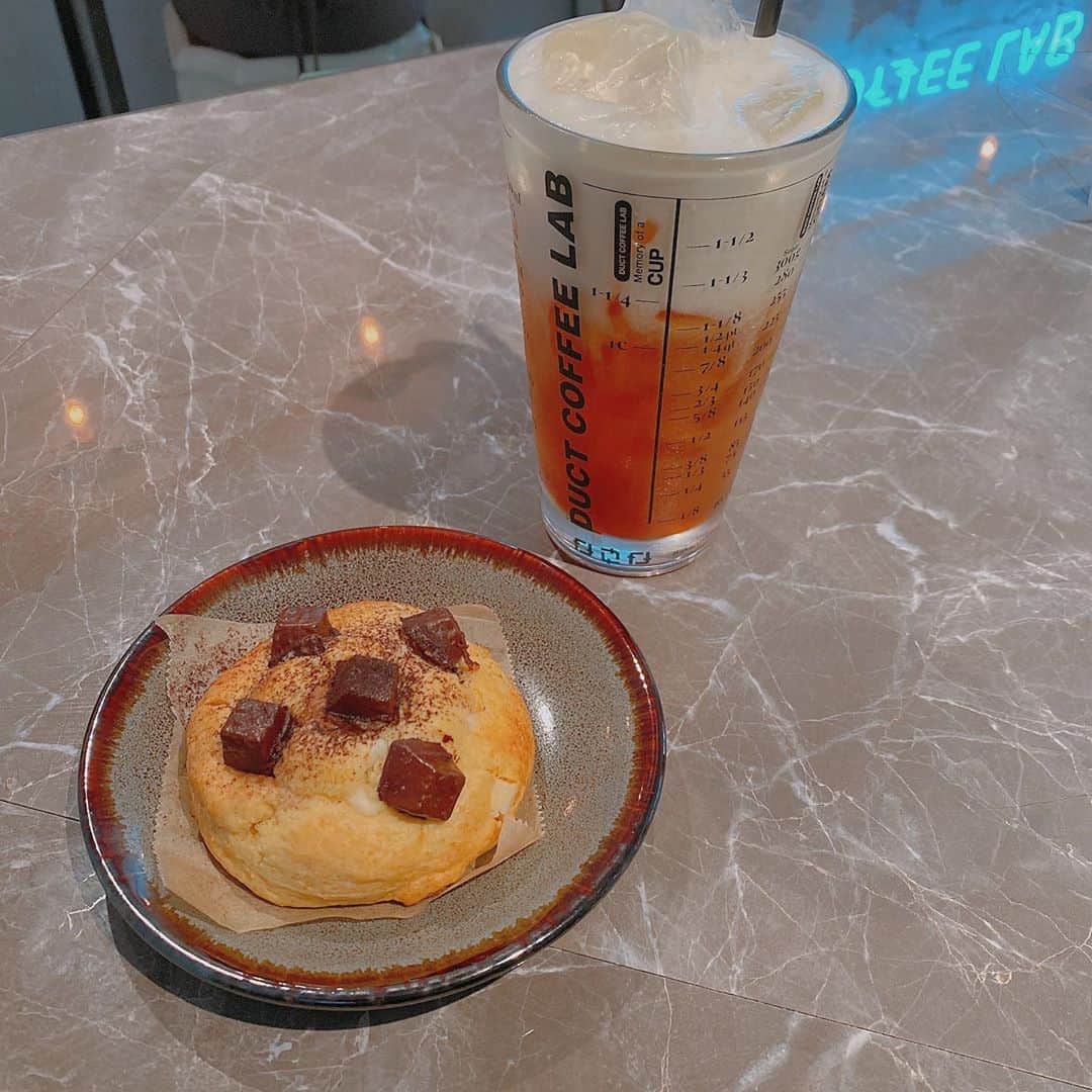 松崎博香さんのインスタグラム写真 - (松崎博香Instagram)「. 最近行った(@duct_coffee_lab ）の ロイヤルミルクティーが美味しすぎた🥛♡ロイヤルミルクティー苦手だったのこれは美味しすぎて好きになった🤤💓💓  #ロイヤルミルクティー #카페 #카페스타그램 #ductcoffeelab」9月8日 20時22分 - hiichan_starmarie