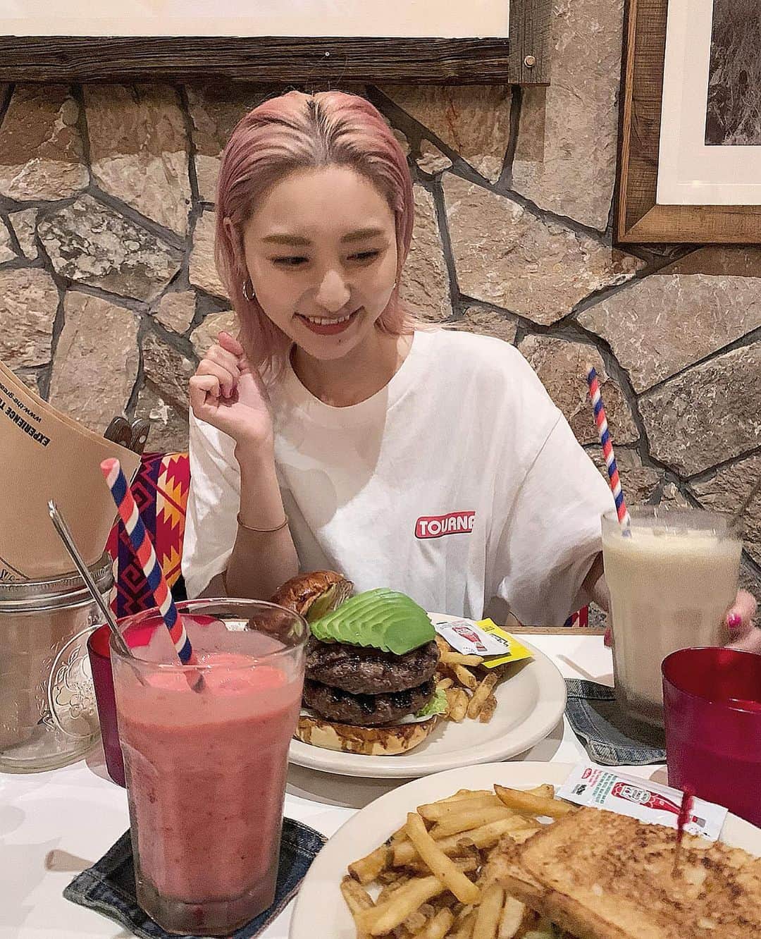 前山奈津巴さんのインスタグラム写真 - (前山奈津巴Instagram)「. . 昨日は、お久しぶりに "THE GREAT BURGER"でハンバーガーとサンドイッチをいただいてきたよぉ。。。🍔🥪💭 . 和牛ダブルチーズバーガーにアボカド入れてもらったのと、コンビーフのサンドイッチとスムージーと♡ . はぁ〜たくさん☺️ ひーちゃんとシェアしてとにかく満腹☺️ . 美味しいし内装は相変わらず可愛いし、 しっかり除菌もされてて快適だった〜✌🏻 . アメリカンなお店は、 やっぱりテンション上がるねっ。。。🍟🇺🇸 . #thegreatburger #東京ハンバーガー #ハンバーガー #グルメバーガー #カリフォルニアスタイル #原宿 . @the_great_burger」9月8日 20時32分 - natsuha_maeyama