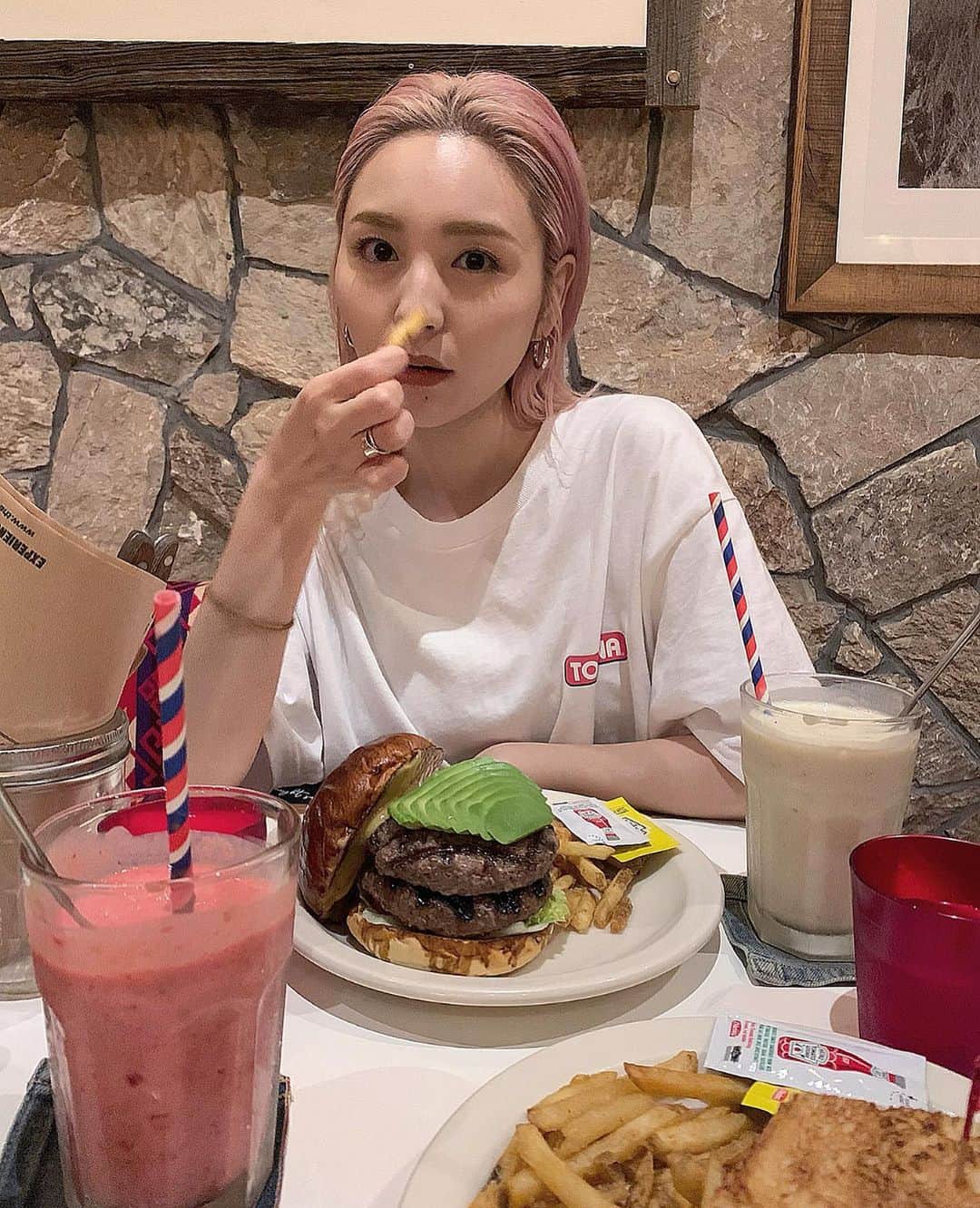 前山奈津巴さんのインスタグラム写真 - (前山奈津巴Instagram)「. . 昨日は、お久しぶりに "THE GREAT BURGER"でハンバーガーとサンドイッチをいただいてきたよぉ。。。🍔🥪💭 . 和牛ダブルチーズバーガーにアボカド入れてもらったのと、コンビーフのサンドイッチとスムージーと♡ . はぁ〜たくさん☺️ ひーちゃんとシェアしてとにかく満腹☺️ . 美味しいし内装は相変わらず可愛いし、 しっかり除菌もされてて快適だった〜✌🏻 . アメリカンなお店は、 やっぱりテンション上がるねっ。。。🍟🇺🇸 . #thegreatburger #東京ハンバーガー #ハンバーガー #グルメバーガー #カリフォルニアスタイル #原宿 . @the_great_burger」9月8日 20時32分 - natsuha_maeyama