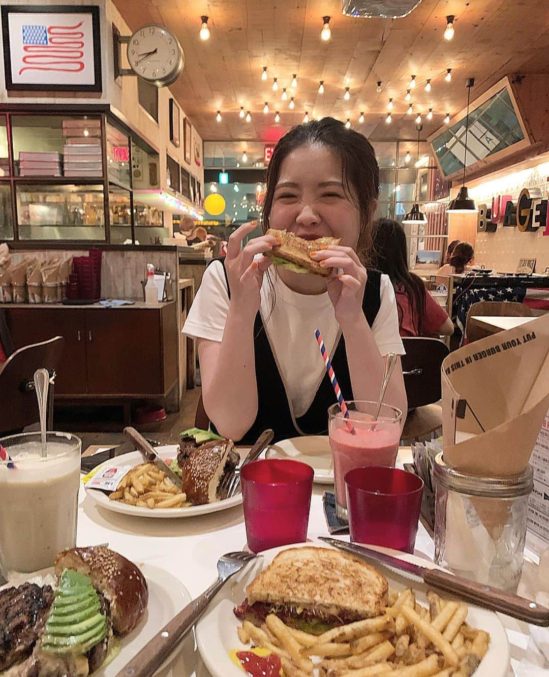 前山奈津巴さんのインスタグラム写真 - (前山奈津巴Instagram)「. . 昨日は、お久しぶりに "THE GREAT BURGER"でハンバーガーとサンドイッチをいただいてきたよぉ。。。🍔🥪💭 . 和牛ダブルチーズバーガーにアボカド入れてもらったのと、コンビーフのサンドイッチとスムージーと♡ . はぁ〜たくさん☺️ ひーちゃんとシェアしてとにかく満腹☺️ . 美味しいし内装は相変わらず可愛いし、 しっかり除菌もされてて快適だった〜✌🏻 . アメリカンなお店は、 やっぱりテンション上がるねっ。。。🍟🇺🇸 . #thegreatburger #東京ハンバーガー #ハンバーガー #グルメバーガー #カリフォルニアスタイル #原宿 . @the_great_burger」9月8日 20時32分 - natsuha_maeyama