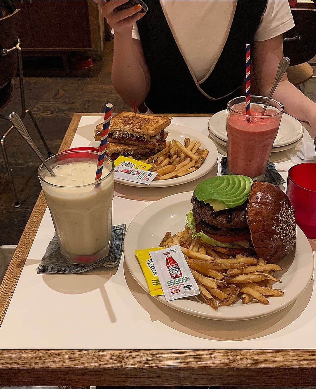前山奈津巴さんのインスタグラム写真 - (前山奈津巴Instagram)「. . 昨日は、お久しぶりに "THE GREAT BURGER"でハンバーガーとサンドイッチをいただいてきたよぉ。。。🍔🥪💭 . 和牛ダブルチーズバーガーにアボカド入れてもらったのと、コンビーフのサンドイッチとスムージーと♡ . はぁ〜たくさん☺️ ひーちゃんとシェアしてとにかく満腹☺️ . 美味しいし内装は相変わらず可愛いし、 しっかり除菌もされてて快適だった〜✌🏻 . アメリカンなお店は、 やっぱりテンション上がるねっ。。。🍟🇺🇸 . #thegreatburger #東京ハンバーガー #ハンバーガー #グルメバーガー #カリフォルニアスタイル #原宿 . @the_great_burger」9月8日 20時32分 - natsuha_maeyama
