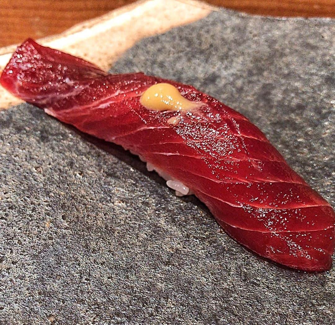小川知子さんのインスタグラム写真 - (小川知子Instagram)「#寿司🍣 #いい風 #こむらがえり  #小川知子  朝からこむら返り。 痛い‼️痛い‼️  運動も断念。  たまにあるんですよね〜。  マネージャーと好物のお寿司🍣を食べて気分が良くなった😊」9月8日 20時25分 - tomoko_ogawa_