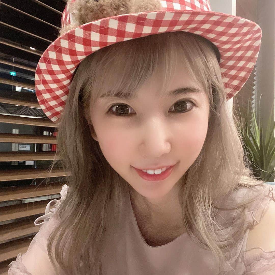 りんか社長のインスタグラム：「人幹細胞入りのエックスリュークスでメイクオフしてマッサージしたらすっごい引き上がってお肌もち肌になりますた〜😱💖💖💖  こんなに変わるんだ、、、とびっくり‼️ メイクオフに人幹細胞の上澄みが贅沢に配合されてるらしく、サラッとメイクオフした後で もう一度メイクオフクレンジングを使ってマッサージするだけで、ここまで変わるなんでびっくり‼️😱‼️  人幹細胞って今いろいろなものがあるけど、ランクや濃度とかで全然効果が違うみたいです。 エックスリュークスは、世界から表彰されてる本物だから安心だし、何より私がいつも求めている【一度で変化】が分かる商品✨✨😍✨✨  値段も全然高くないしこんな時だからこそお肌に気を使うべきなのかも🌟 顔の下半分のたるみが全然無くなったよー‼️ 一回でこの効果、、、 本当に素晴らしい‼️‼️  ※写真はすっぴんです。  ↓良ければ見てみてね✨ プレゼントにも最適です🎁💕😊 @xone.official」