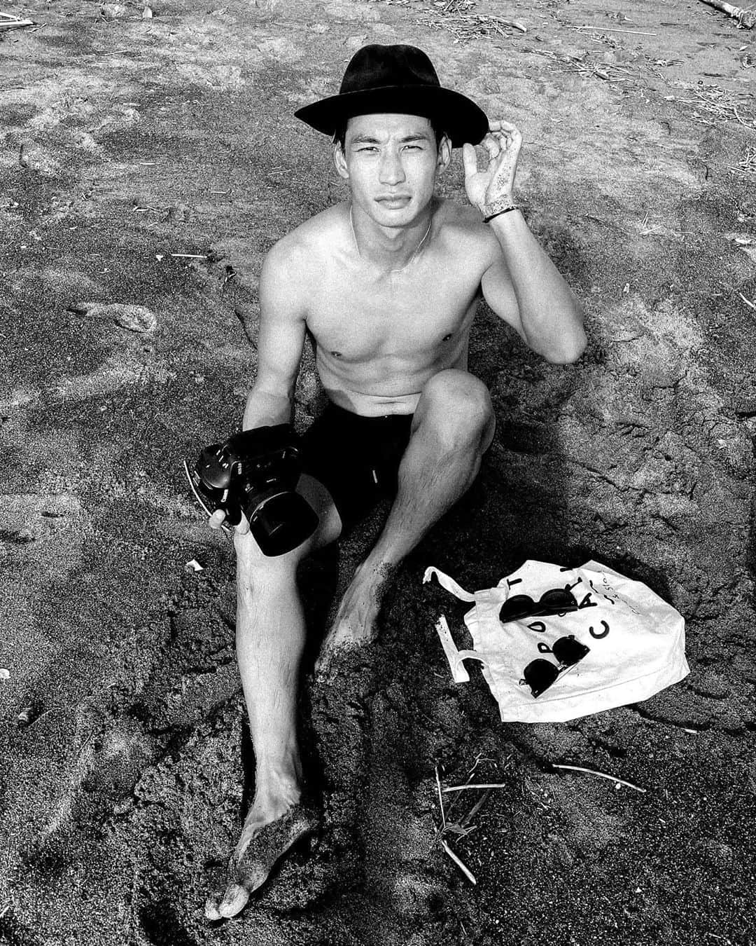 山中海輝のインスタグラム：「眩しがるカメラ小僧の写真を投稿します。」