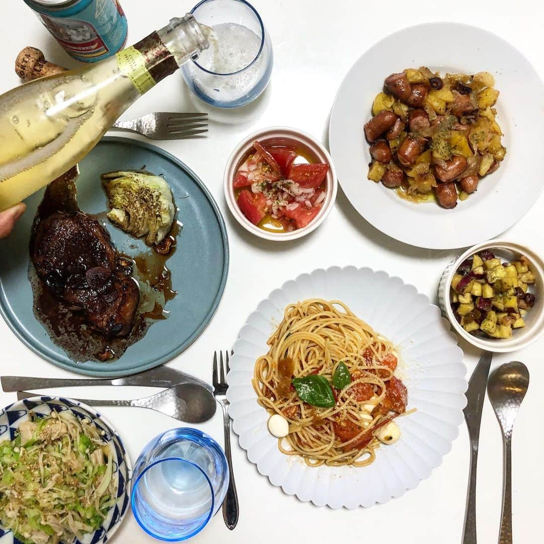 中川友里さんのインスタグラム写真 - (中川友里Instagram)「cooking dinner🕊 ・ 自粛期間中に覚えた料理スキルを、自粛明けぶりに料理再挑戦してみました😂キャンプ🏕の食材余ったからポトフは無限ビール🍺できちゃうジャーマンポテトに。赤ワイン漬けにしたサーロイン🥩は焼いてさらにバター🧈と赤ワインのソース,野菜もたっぷりにして作り置き副菜。BDにいただいたシャンパン🍾もやっとこさのタイミングで開けました😍🥰　@hiro_79hello さんありがとうございます🌹💕🕊 ・ 次の日のために作った寝かせカレー🍛まで食べてくれて部活帰り中学生かよ😹😹❤️美味しそうに食べてくれるとこっちまで嬉しいですね😂❤️カレー🍛は市販のルー半分量にパプリカパウダーとタンドリーチキンの粉もりもり入れてマサラ🇮🇳感出したら好評だった😂昨日カレー屋さん🍛行って分析した甲斐ある😃 #cooking #dinner #ポトフはヒュージョンしてジャーマンポテト🍟に」9月8日 20時34分 - darayunya