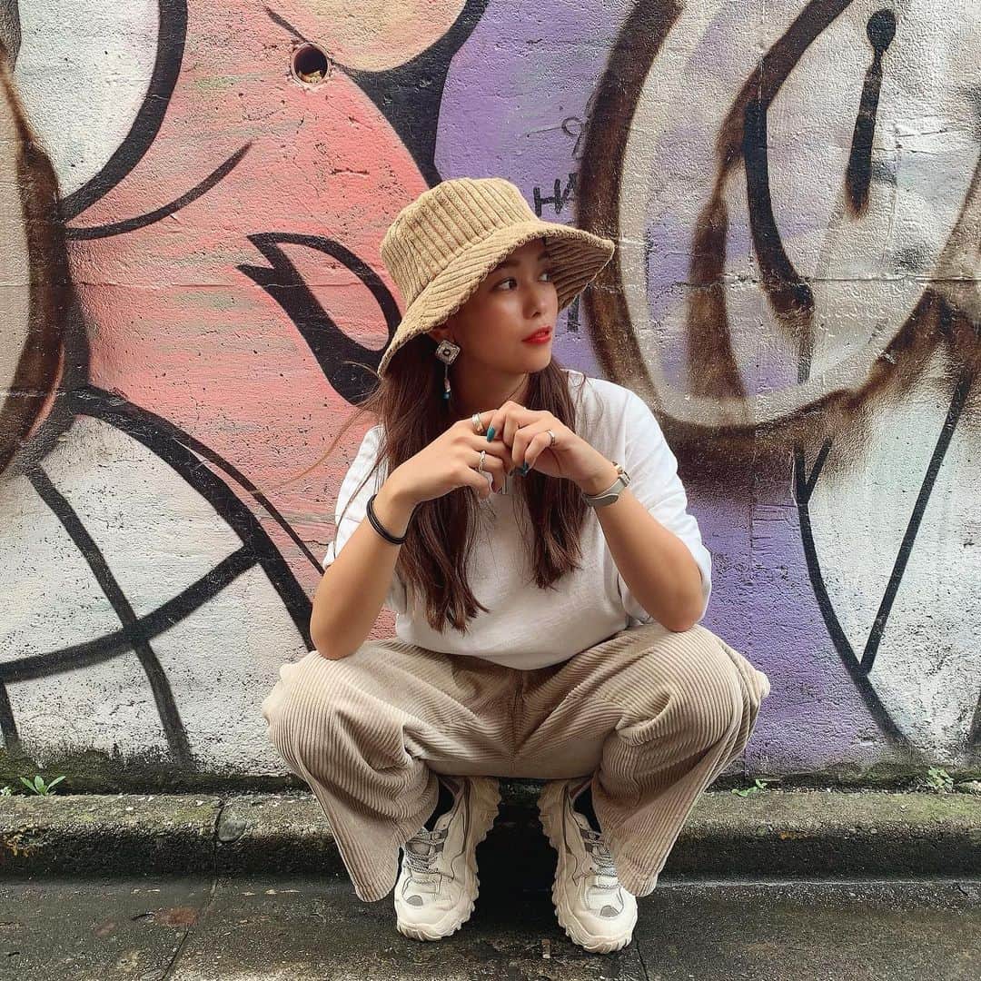 松林彩のインスタグラム：「9.7 コーデュロイコーデ🔥 自分の好きを突き通すってほんとかっこいい✊ みんなのかっこいいをいっぱい見れた充実な1日でした💭  #ロングヘア#ラベンダーカラー#古着#コーデュロイパンツ #コーデュロイコーデ#コーデュロイ #サロモ#サロンモデル#ヘアアレンジ #アッシュカラー #撮影 #撮影モデル#f4f #hair #hairstyle #haircolor #makeup #coordinate #fashion #instafashion  #hair #ootd #girl　#girls #love #follow #me #like4like」