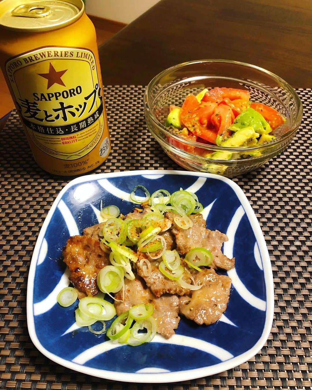 のインスタグラム：「#おうちごはん #ゆうごはん #おつまみ  はーい。 今夜は｢冷凍庫の隅で震えていた馬肉をニンニク醤油で炒めたよ｣ と｢トマトとアボカドは映えるし何か女子っぽいサラダ｣ の2品です🥴 馬肉、ハマったなー。 また買ってこよー💞 #馬肉 #アボカド #トマト #おつまみレシピ」