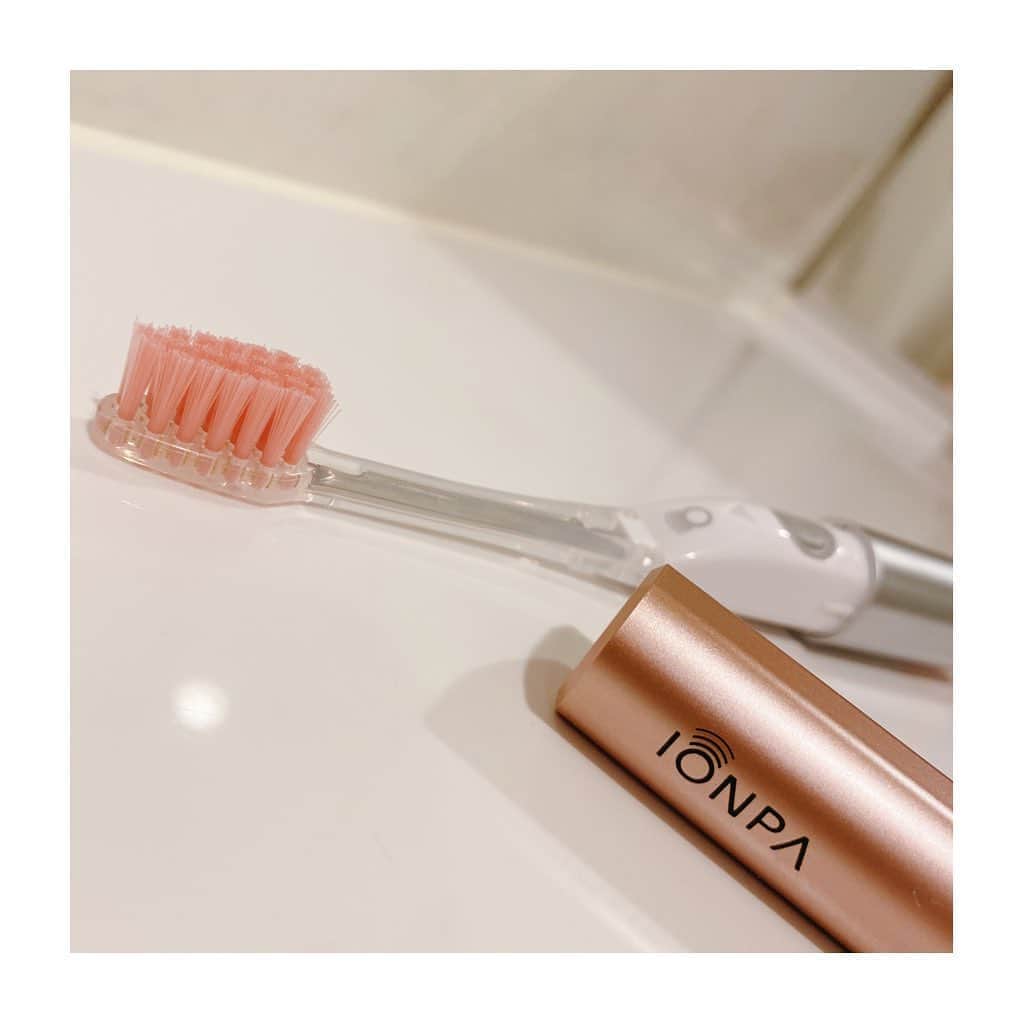 のインスタグラム：「﻿ ﻿ ﻿ ﻿ 🦷 イオン歯ブラシ﻿ ﻿ ﻿ ﻿  イオン×音波振動に美白効果がプラスされて新登場♡﻿ ﻿ ブラシの毛全体をラバーでコーティングし﻿ 摩擦の力でホワイトニング効果が38％アップ﻿ ステイン(着色汚れ)を美白用ラバーソフト毛が﻿ 消しゴムのように磨きとり﻿ 歯本来の白さを取り戻してくれます✌🏼﻿ ﻿ 毛のかたさはやわらかいので﻿ 優しく磨きたい方におすすめです❤﻿ ﻿ 歯磨きが楽しくなるね(⃔ *`꒳´ * )⃕↝﻿ ﻿ ﻿ ﻿ #アイオニック #歯ブラシ #マイナスイオン #電動歯ブラシ #美白 #ホワイトニング #音波振動歯ブラシ #IONPA #monipla #ionic_fan #インフルエンサー #インスタグラマー #ena_pi」