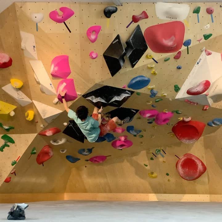 石松大晟のインスタグラム：「・﻿ 今日は狙っていた課題を登りに﻿ @boulderpark_basecamp 🏔﻿ ﻿ 上部でヨレ落ちしそうだったけどなんとか完登🔥﻿ 2枚目の動画は、﻿ 手首骨折してから避けてきたジャミング課題。﻿ 深いジャミングだと若干痛いし怖いけど下手くそだからちゃんと練習しなきゃな…﻿ ヨレてたけど良い練習になった👏﻿ ﻿ @thoufun_official ﻿ @lasportivajp ﻿ @mudhand_cb ﻿ @hokoru856 ﻿ @gontexofficial ﻿ #climbing #bouldering #climbing_videos_of_instagram #bouldering_videos_of_instagram ﻿ #クライミング #ボルダリング」